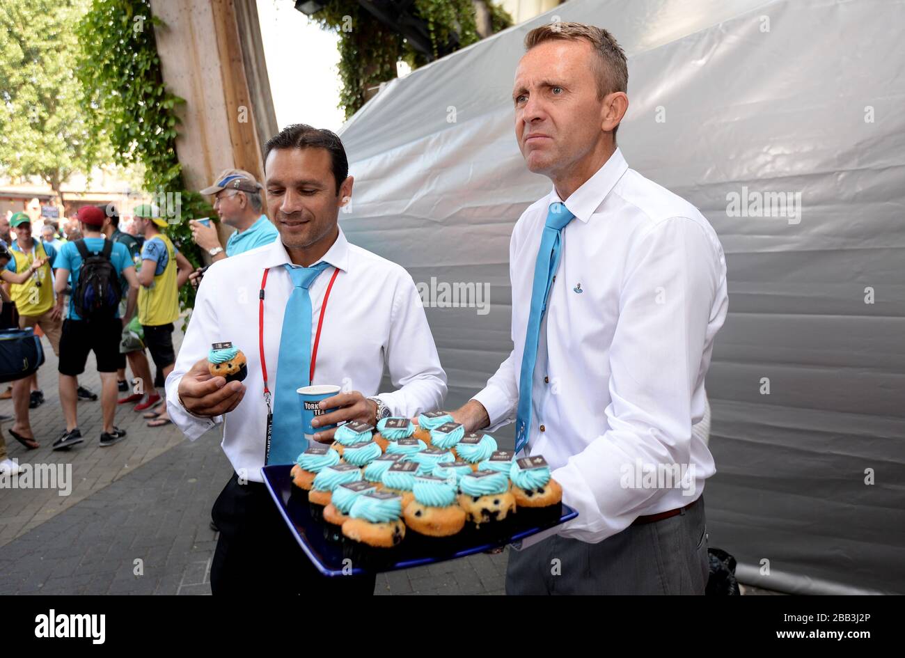 Dominic Cork and Mark Ramprakash (left) help out with cup cakes on the Yorkshire Tea 'Feeling Blue' Stand to help mark 'Cricket United day' on day 3 of the fifth Ashes test at the Kia Oval Stock Photo