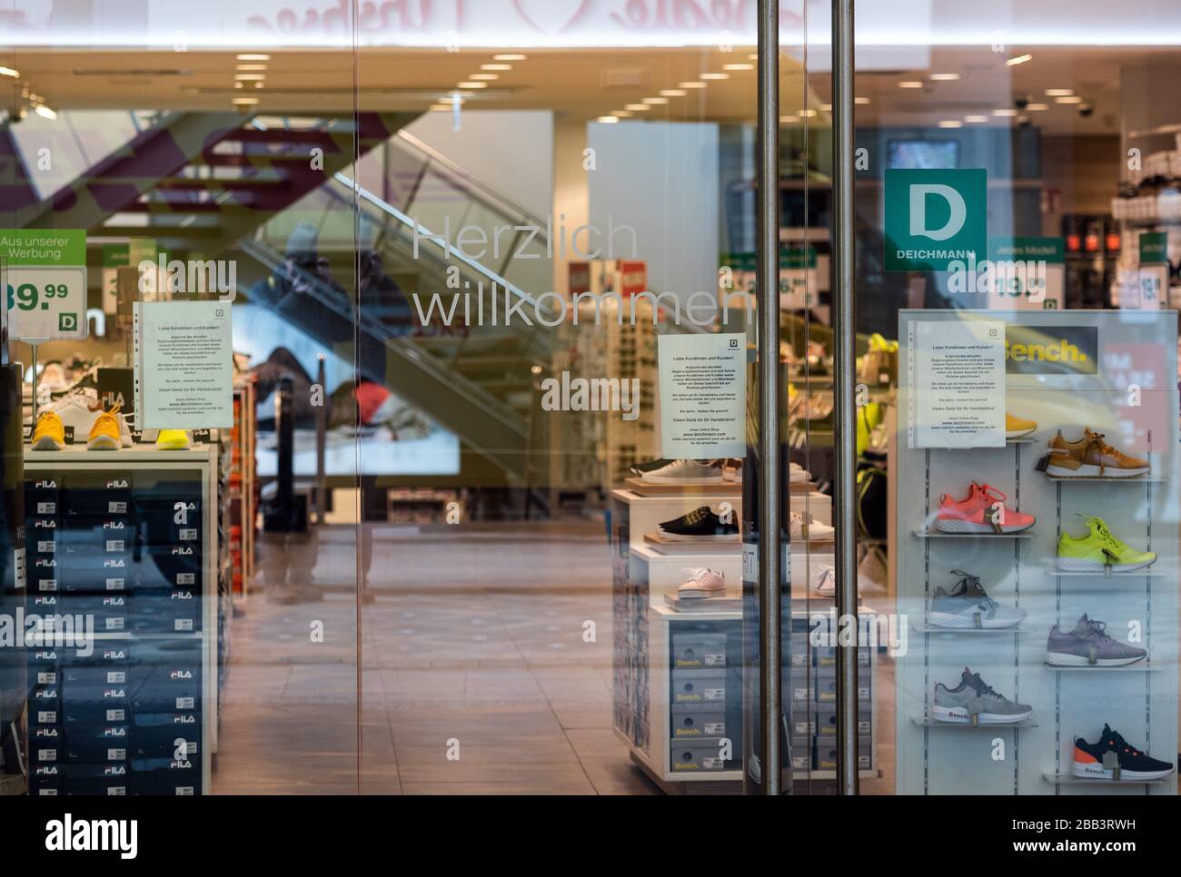 Dortmund, Germany. 30th Mar, 2020. The doors of a branch of the shoe Deichmann are locked. Well-known retailers, including Deichmann, had stopped paying rent for their branches in Germany after