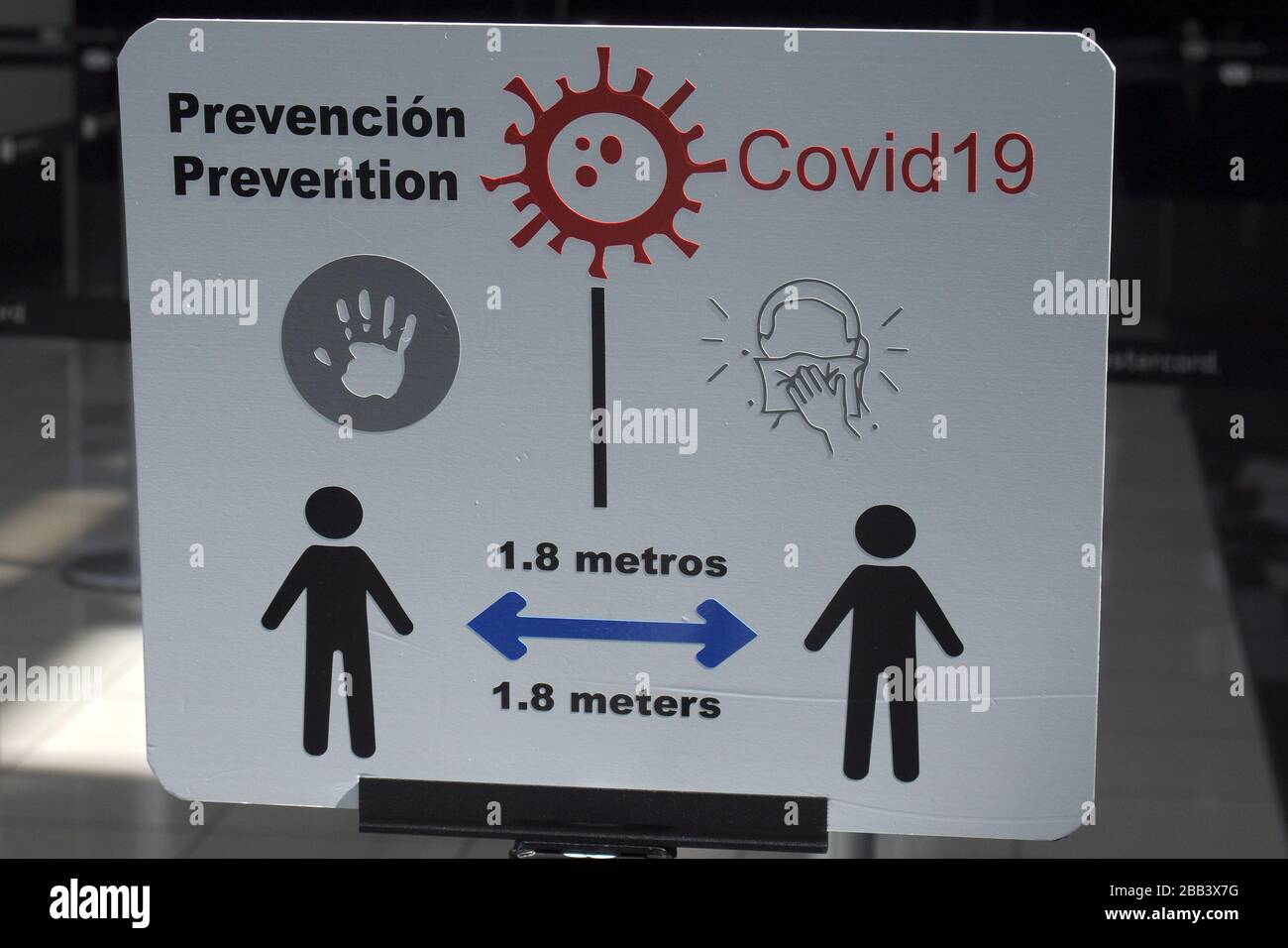 COVID19 - SOCIAL DISTANCING - STAY 1.8 METRES APART. SIGN IN SECURITY QUEUE AT SAN JOSE INTERNATIONAL AIRPORT, COSTA RICA. Stock Photo