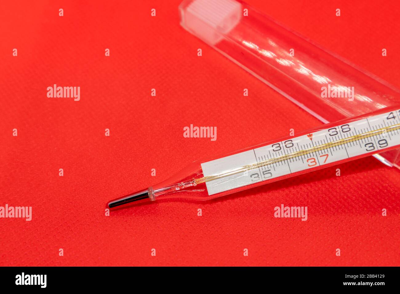File:Medical mercury thermometer with velvet-lined cardboard box - focus  stack (2020-05-25).jpg - Wikimedia Commons