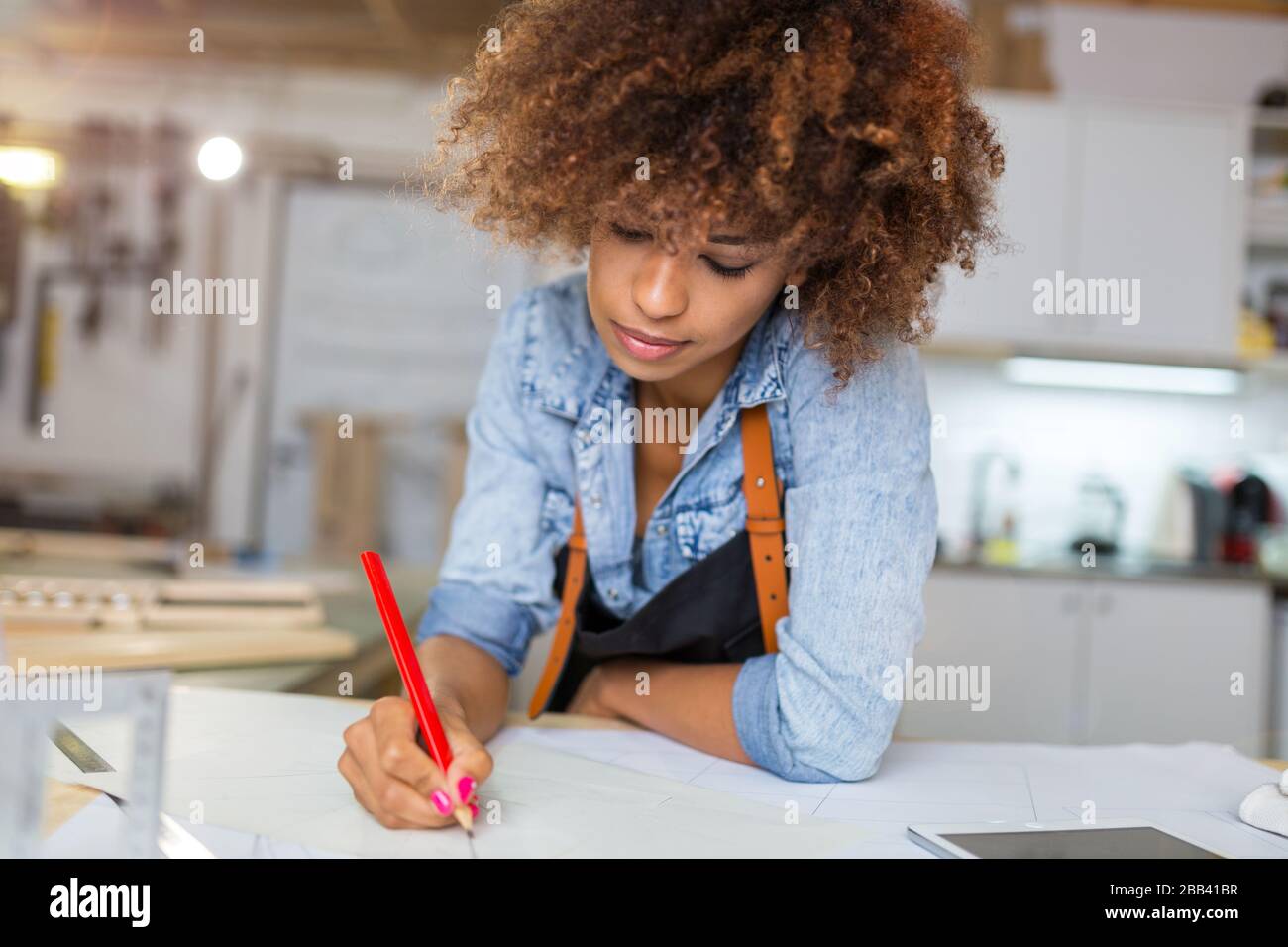 African woman working power tools hi-res stock photography and images ...