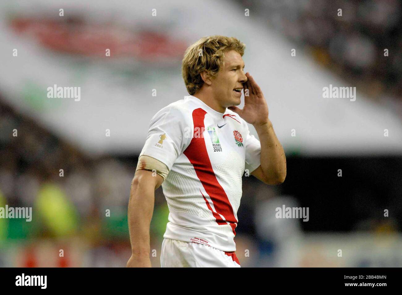 Jonny Wilkinson England With An Out Of Focus English Rose Behind Him England Vs South Africa Rugby World Cup Final Stade De France Saint Denis Stock Photo Alamy