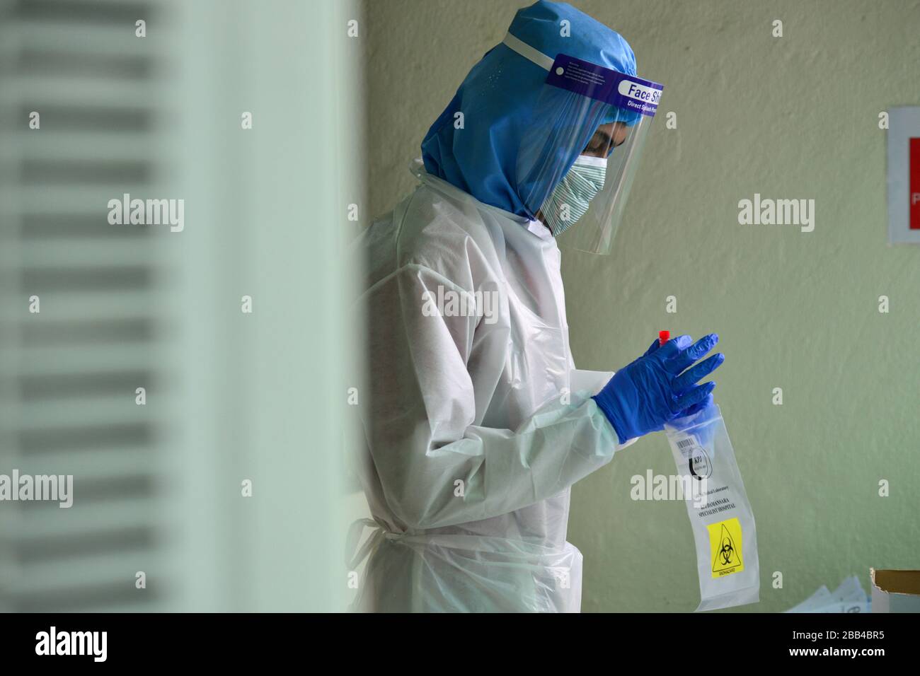 Kuala Lumpur, Malaysia. 30th Mar, 2020. A medical staff member works at a COVID-19 testing area of a hospital in Damansara near Kuala Lumpur, Malaysia, March 30, 2020. A total of 37 people have died of the COVID-19 in Malaysia as of Monday with 156 newly confirmed cases, bringing the total to 2,626, said the Health Ministry. Credit: Chong Voon Chung/Xinhua/Alamy Live News Stock Photo