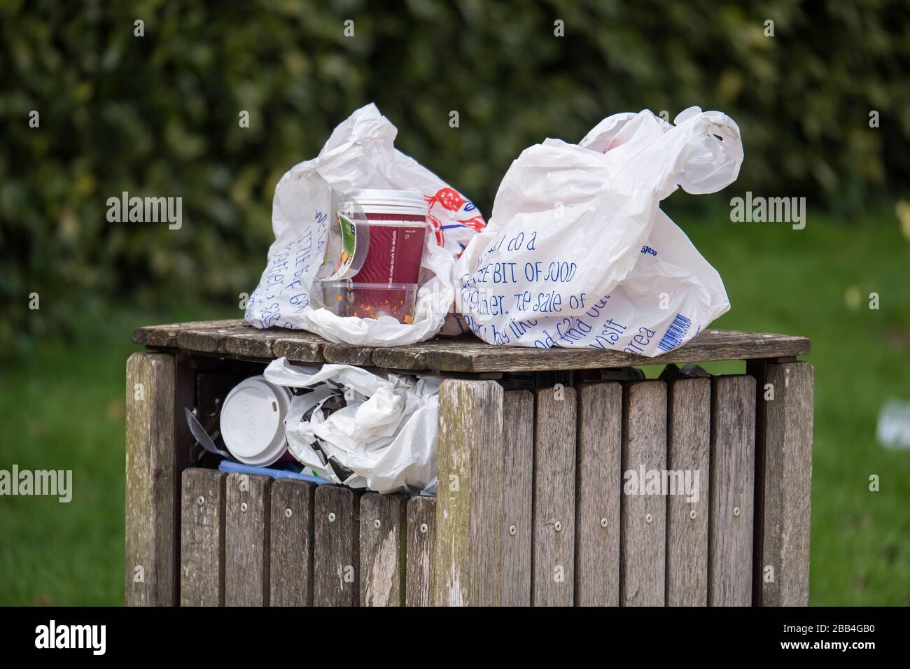 Litter bin full rubbish hi-res stock photography and images - Alamy