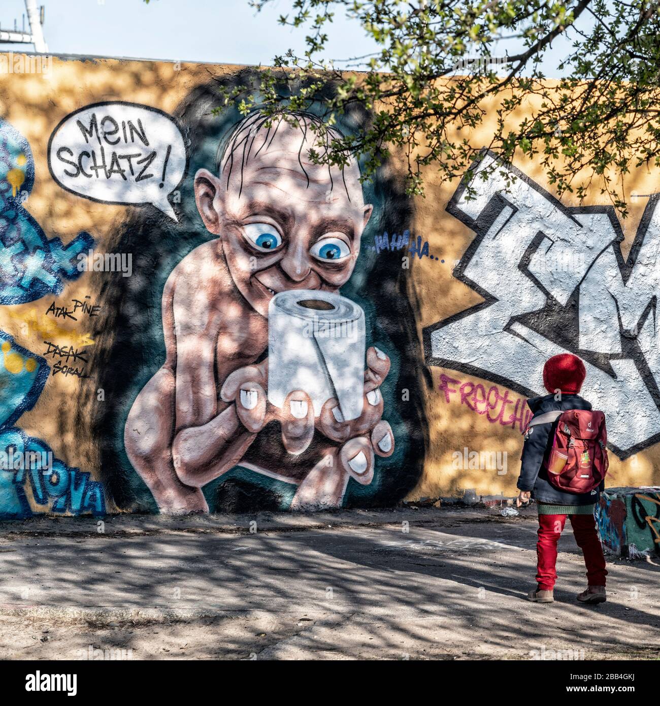 Graffiti Gollum aus Herr der Ringe mit Klopapier und Sprechblase ' Mein Schatz ' anlaesslich der Corona Krise im  Mauerpark in Berlin Prenzlauer Berg Stock Photo