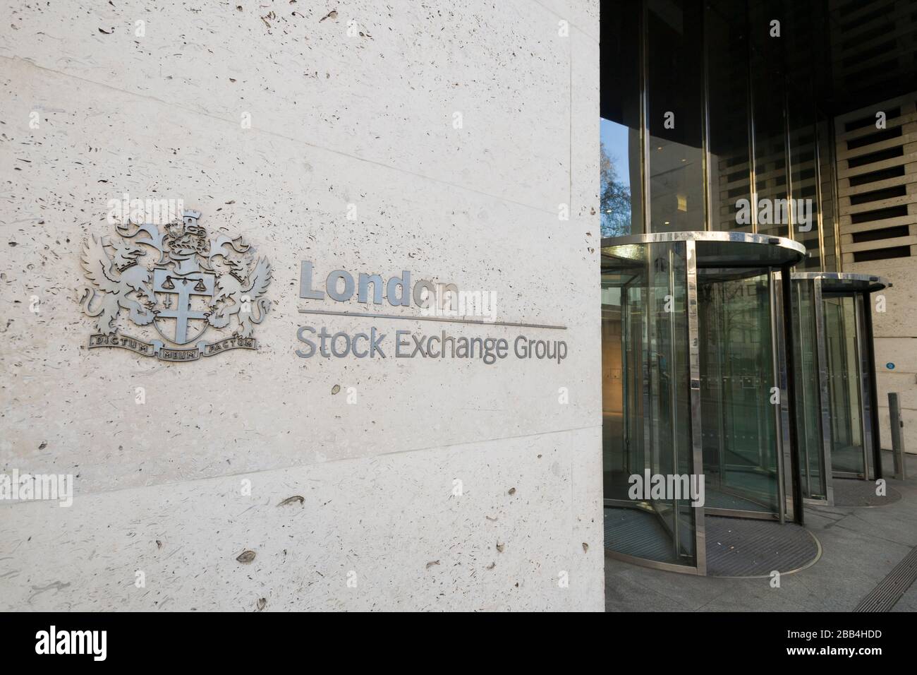 The London Stock Exchange, 10 Paternoster Row, London EC4M 7LS.  Its current premises are situated in Paternoster Square close to St Paul's Cathedral Stock Photo