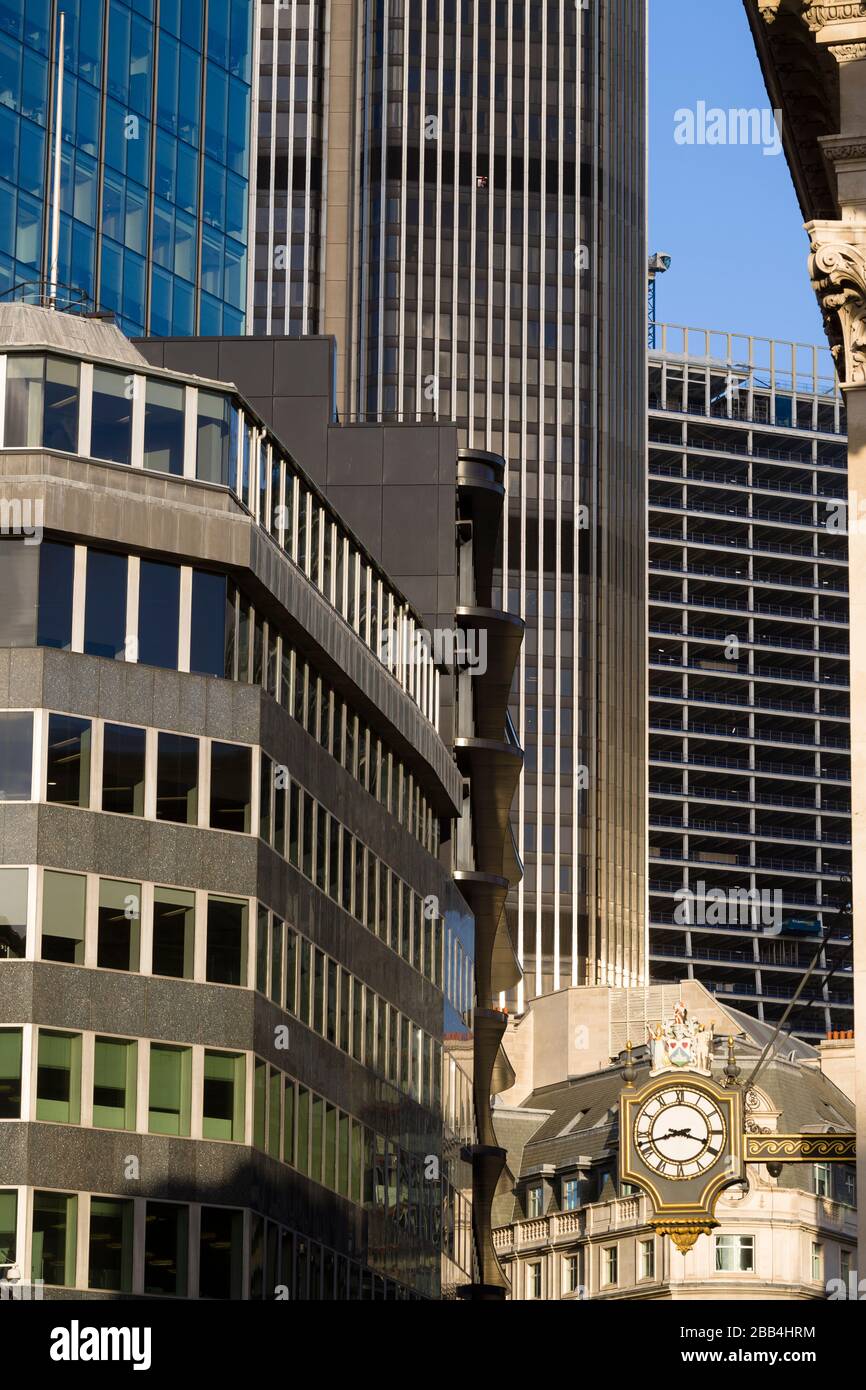 View, looking down Threadneedle Street of the City of London offices ...