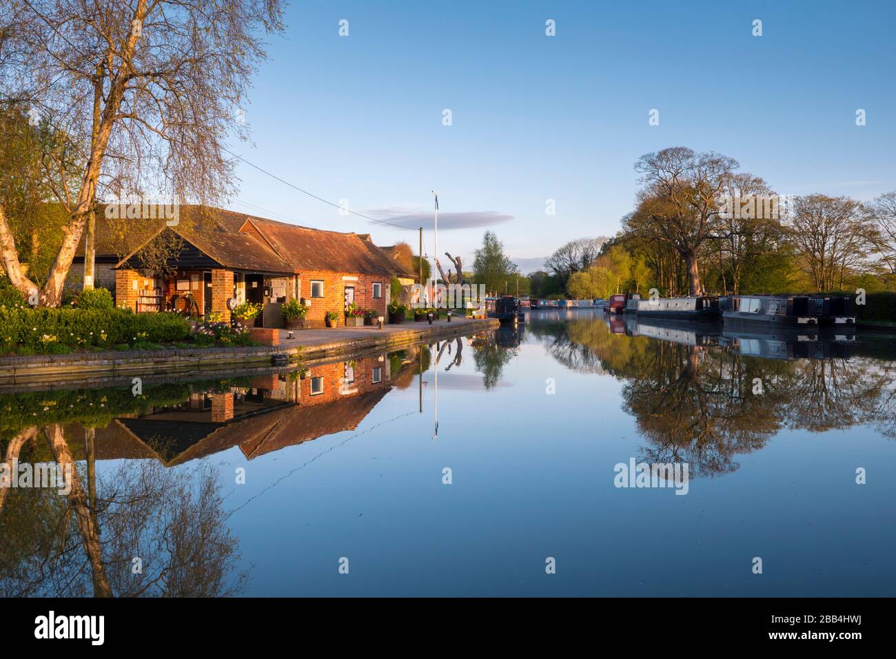 Narrowboats in canal basin on the Oxford Canal Thrupp Oxfordshire England Stock Photo