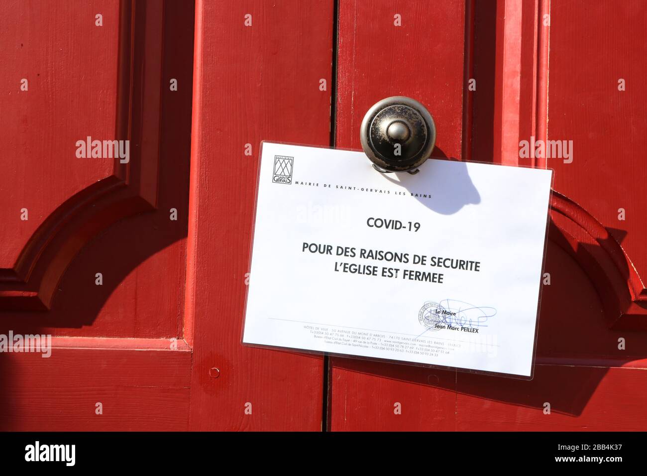 Affiche stipulant que l'église est fermée pour des raisons de sécurité. Coronavirus. Covid-19. Saint-Gervais-les-Bains. Haute-Savoie. France. Stock Photo