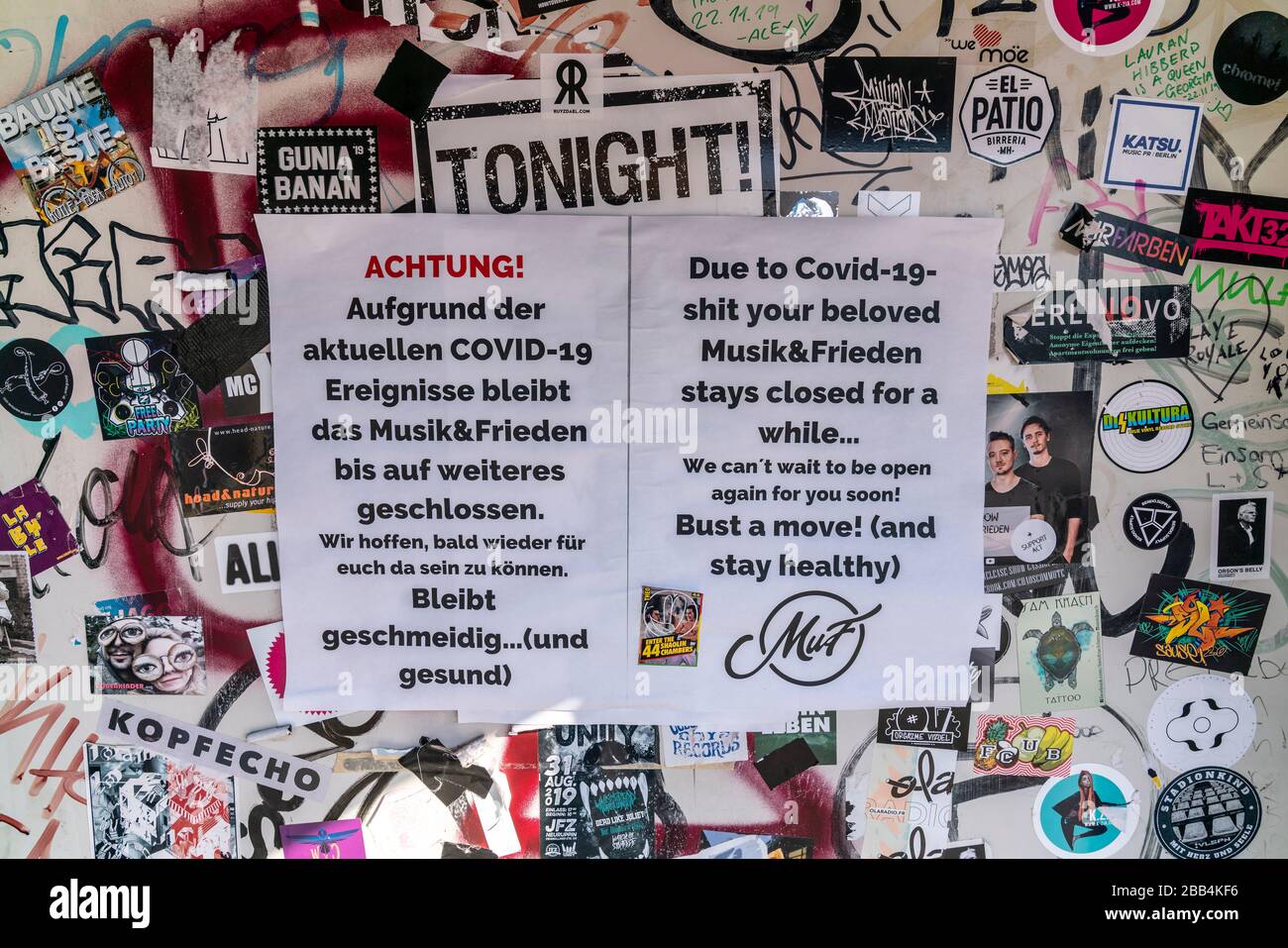 Geschlossen wegen Convid-19. Eingangstür des Clubs Musik & Frieden in Kreuzberg, Berlin Stock Photo