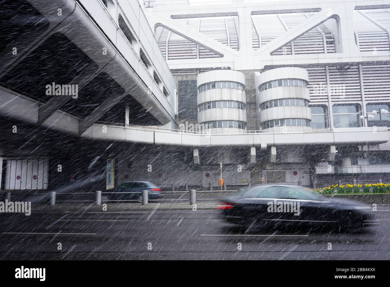 Berlin, Germany. 30th Mar, 2020. Snowflakes fall from the sky and impair the view in front of the International Congress Centre (ICC) for motorists. Credit: Jörg Carstensen/dpa/Alamy Live News Stock Photo