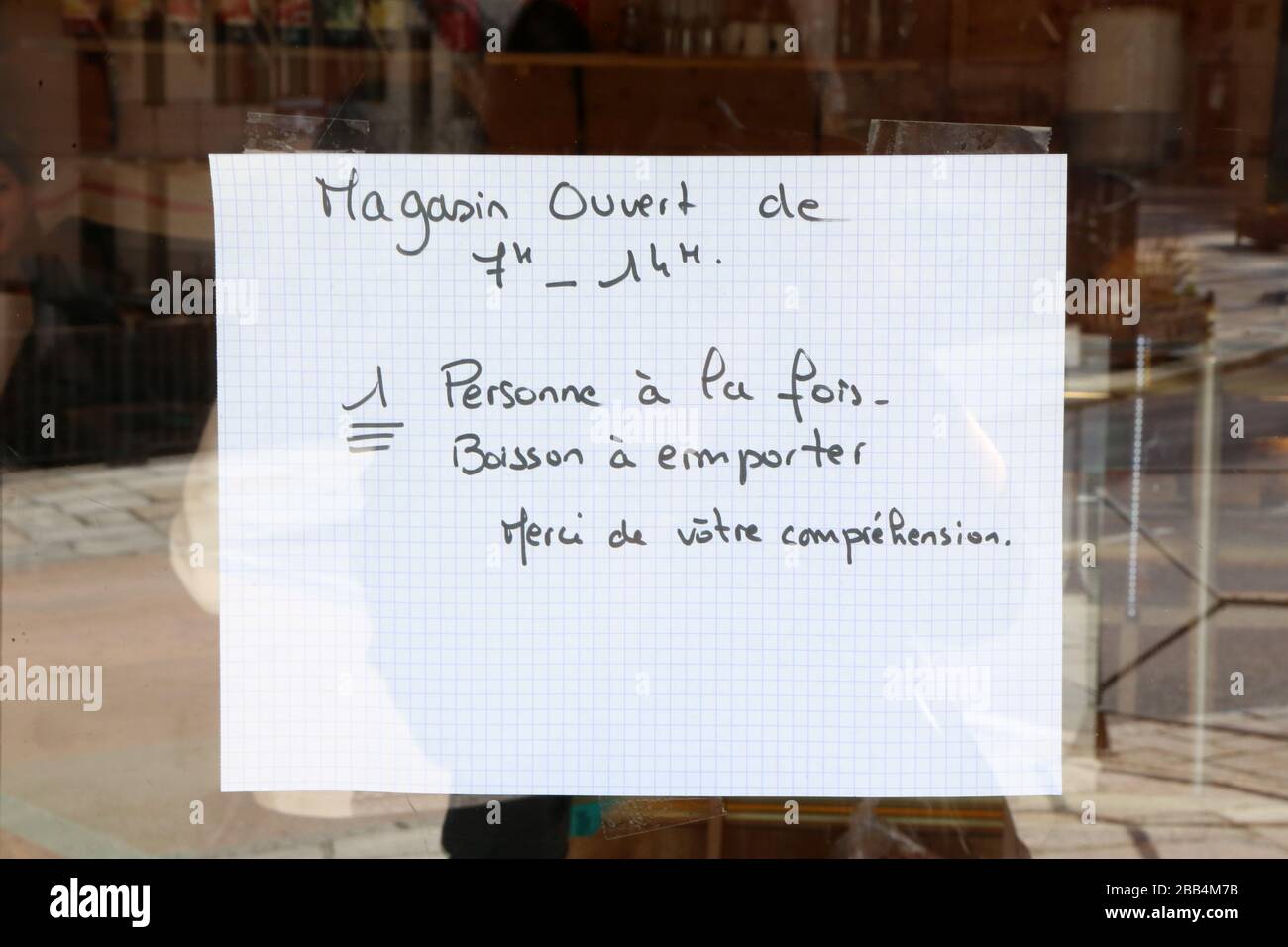 Affiche : magasin ouvert de 7h à 14h. Une personne à la fois. Boissons à emporter. Covid19. Haute-Savoie. France. Stock Photo