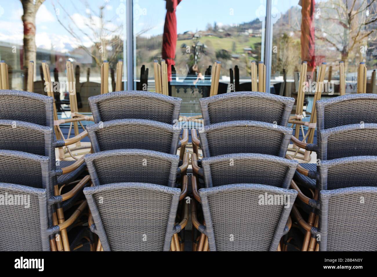 Chaises de bistrot entassées devant un restaurant. Fermeture administrative. Coronavirus. Covid-19. Saint-Gervais-les-Bains. Haute-Savoie. France. Stock Photo