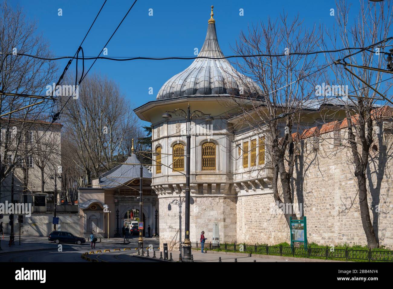 Istanbul, Sultanahmet, Alay Köşkü (Pavillon der Festaufzüge, Procession  Kiosk) an der Mauer des Gülhane Park, durch dessen Fenster der Sultan die  Bewe Stock Photo - Alamy