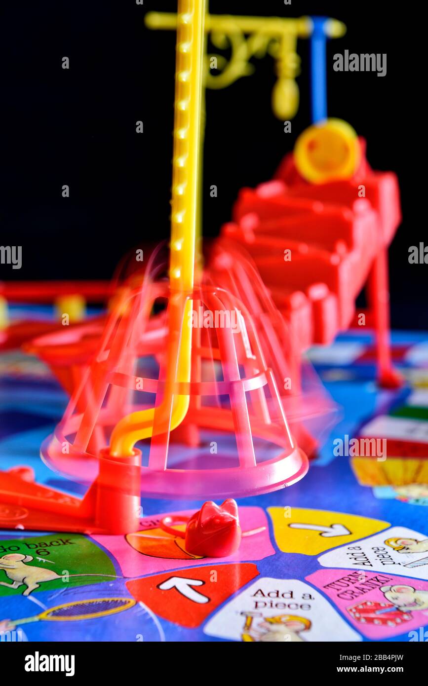https://c8.alamy.com/comp/2BB4PJW/captured-and-caged-plastic-mouse-on-the-mouse-trap-mousetrap-board-game-2BB4PJW.jpg