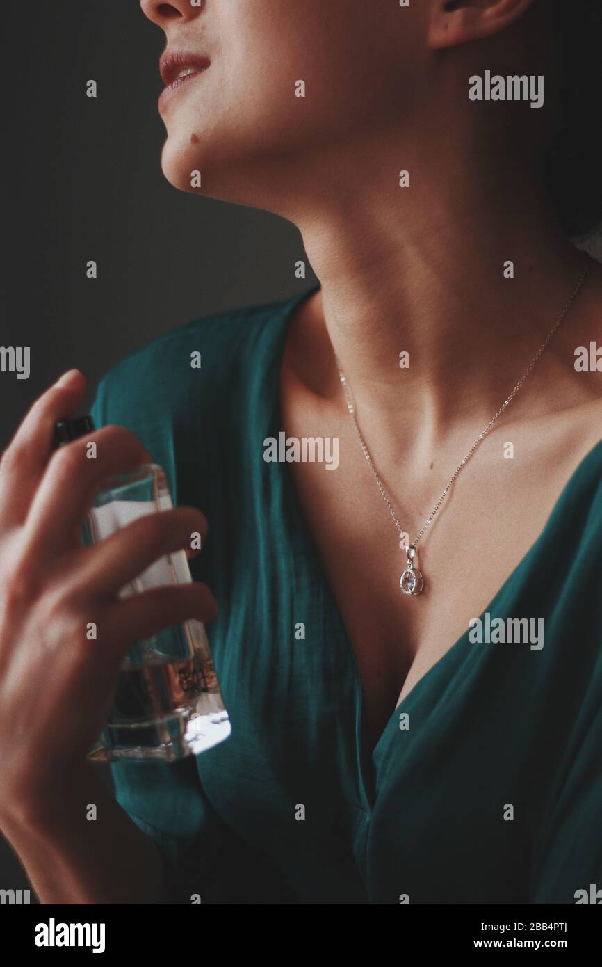 Lady wearing diamond necklace hi-res stock photography and images - Alamy