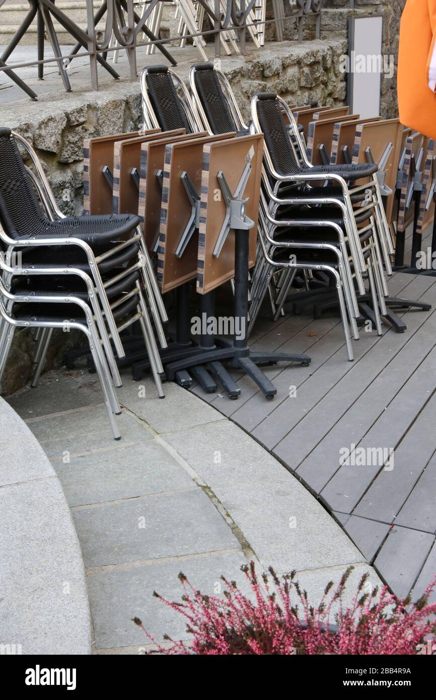 Tables et chaises de bistrot entassées devant un restaurant. Fermeture administrative. Coronavirus. Covid-19. Saint-Gervais-les-Bains. Haute-Savoie. Stock Photo