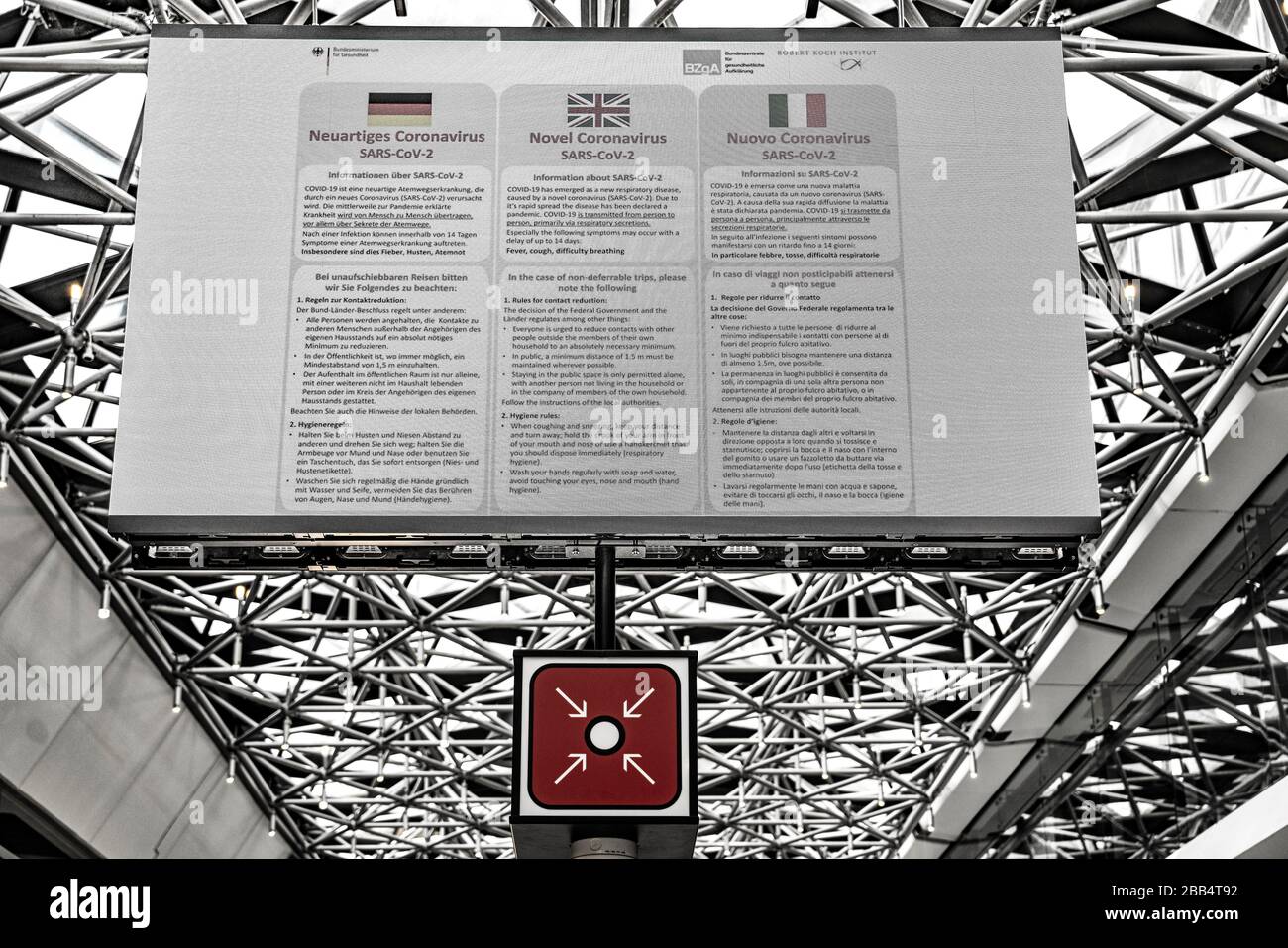 Infoanzeige des Robert Koch Instituts zum Conronavirus / Sars-Cov2 am Flughafen Tegel in Berlin Stock Photo