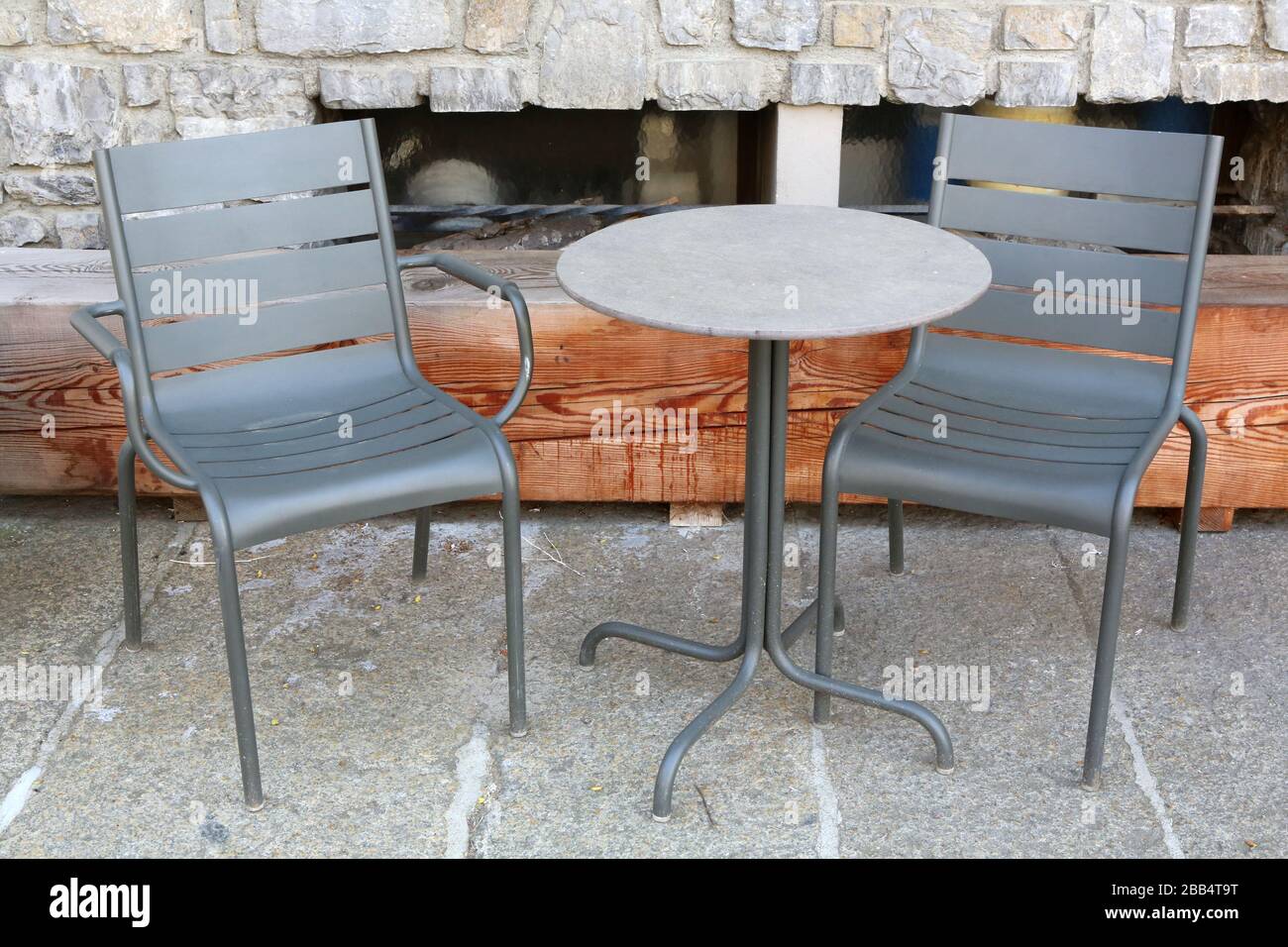 Table et chaises de terrasse. Saint-Gervais-les-Bains. Haute-Savoie. France. Stock Photo