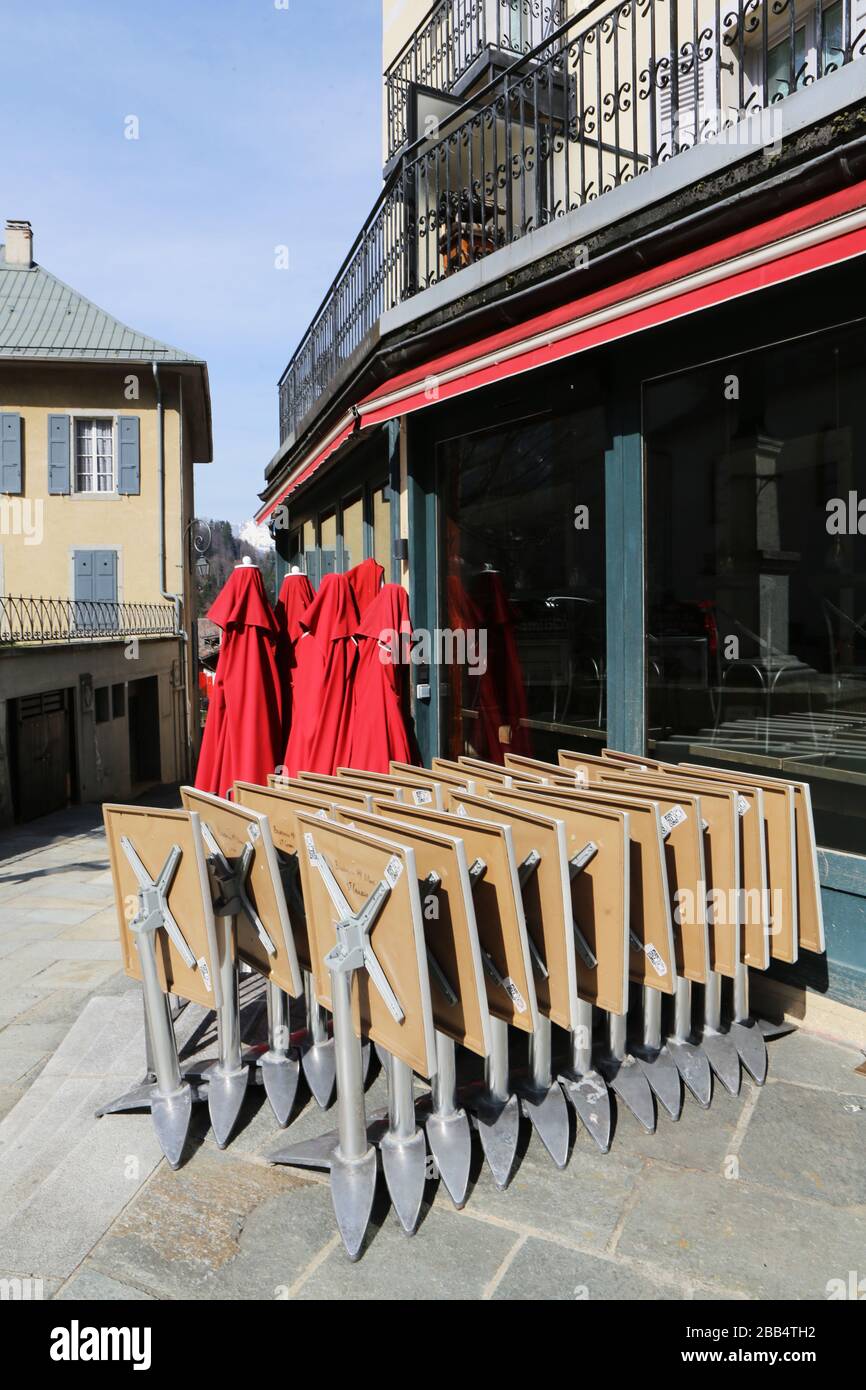 Parasols et tables de bistrot alignées devant un restaurant. Fermeture administrative. Coronavirus. Covid-19. Saint-Gervais-les-Bains. Haute-Savoie. Stock Photo