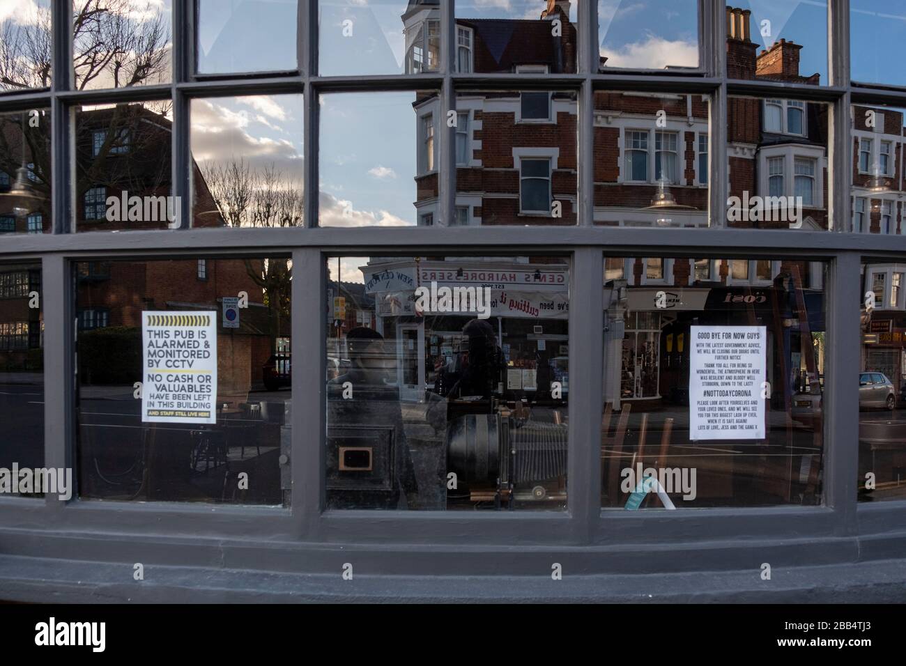 Coronavirus Covid-19 notice in the window of the Village Green pub, Muswell Hill London, 29th March 2020 Stock Photo