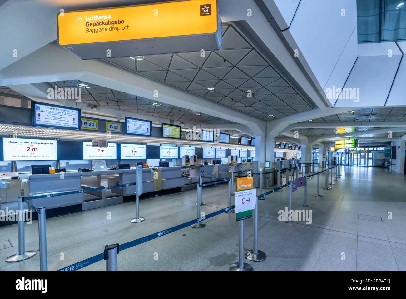 menschenleere Gänge bei Gepäckabgabe im Flughafen Tegel Terminal A wegen Coronavirus Stock Photo