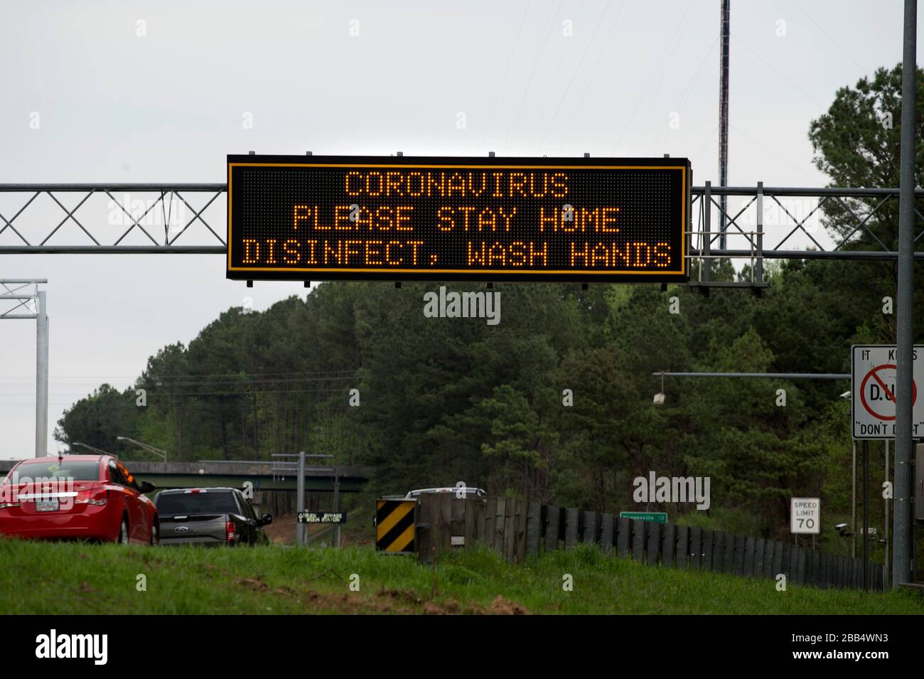 Sign of the Alabama state line near the stateline of Mississippi 