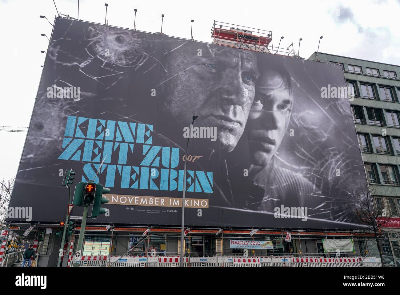 Plakat zur neuen James Bond 007 Film ' Keine Zeit zu Sterben ' an der Lietzenburgerstrasse in Berlin-Wilmersdorf. Filmstart wurde wegen Corona auf Nov Stock Photo