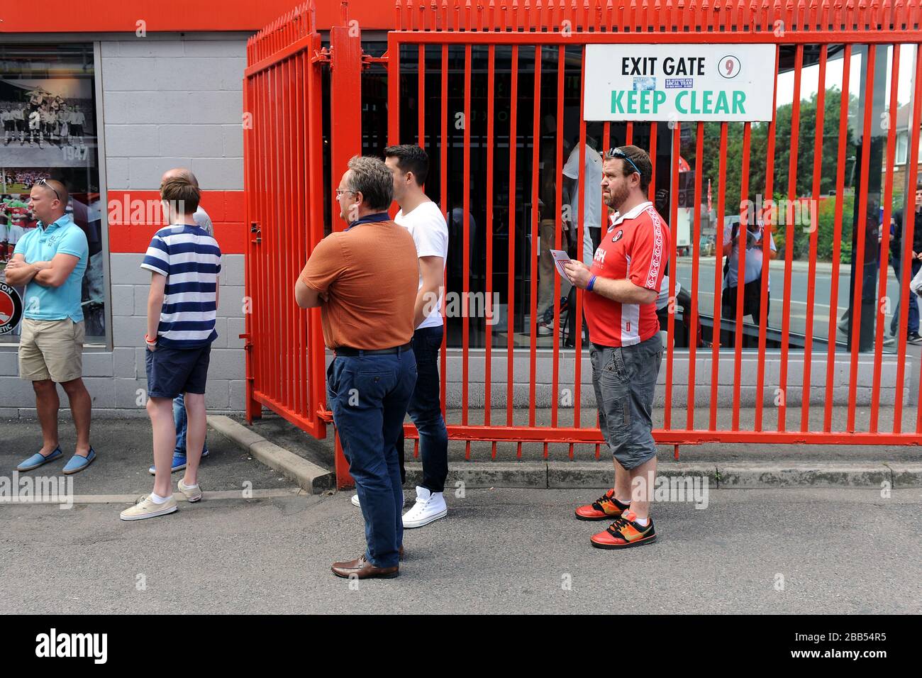 Fans queue for the cash machine at the Valley Stock Photo - Alamy