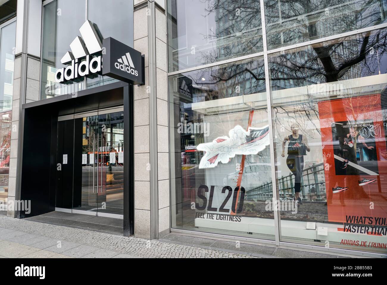 adidas shop am Tauenziehen in Berlin. Adidas wird scharf kritisiert für die Ankündigung keine Miete mehr zu zahlen , wenn Läden wegen der Coronapandem Stock Photo