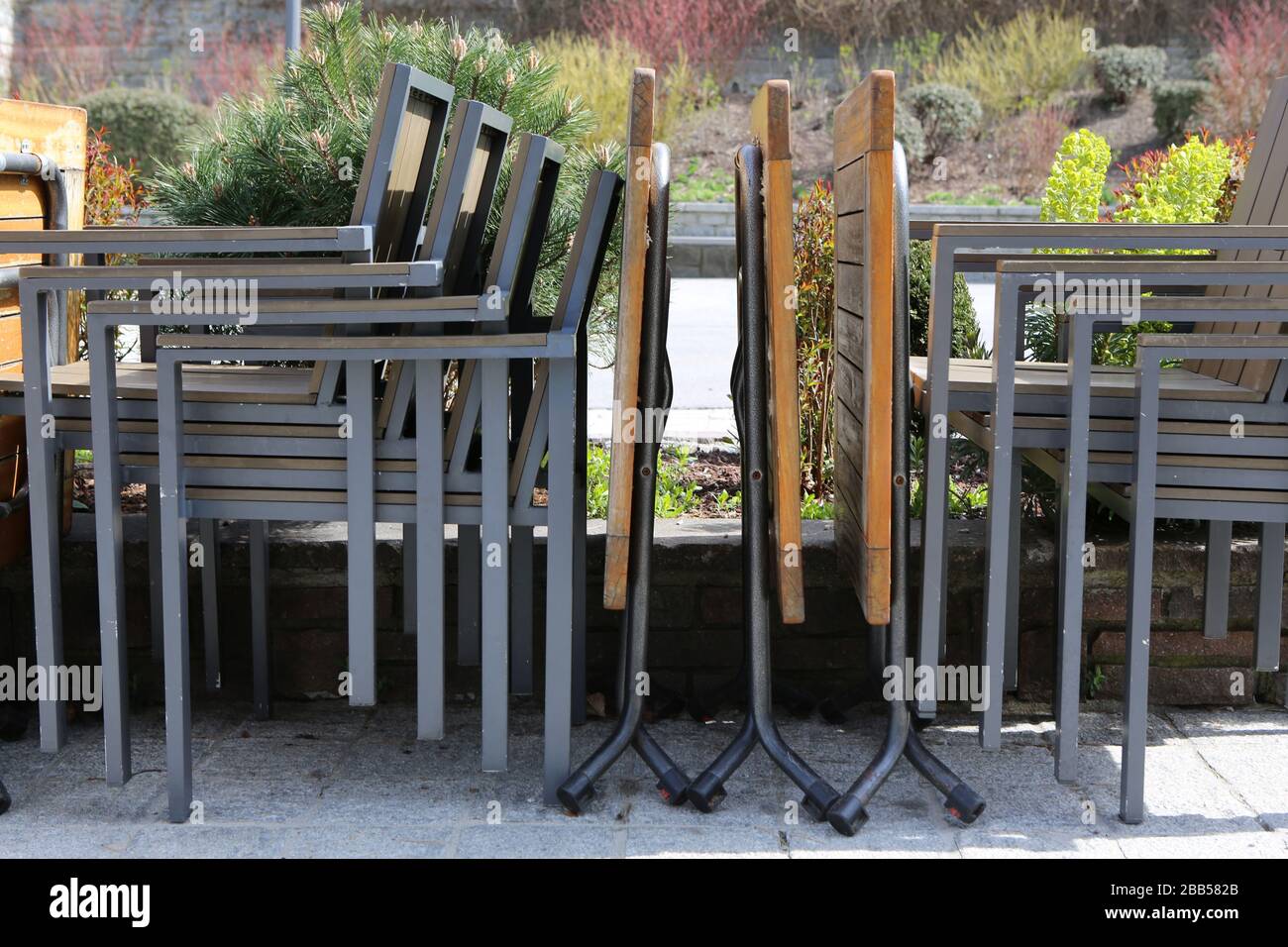 Chaises et tables alignées sur une terrasse d'un restaurant. Fermeture administrative. Coronavirus. Covid-19. Saint-Gervais-les-Bains. Haute-Savoie. Stock Photo