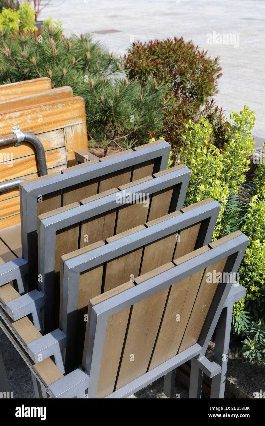 Chaises et tables alignées sur une terrasse d'un restaurant. Fermeture administrative. Coronavirus. Covid-19. Saint-Gervais-les-Bains. Haute-Savoie. Stock Photo