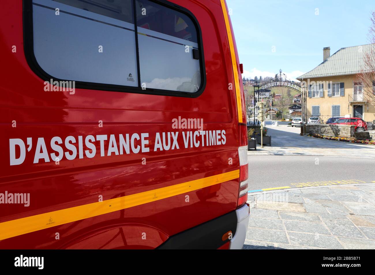 Véhicule de secours et d'assistance aux victimes. Centre-ville. Saint-Gervais-les-Bains. Haute-Savoie. France. Stock Photo
