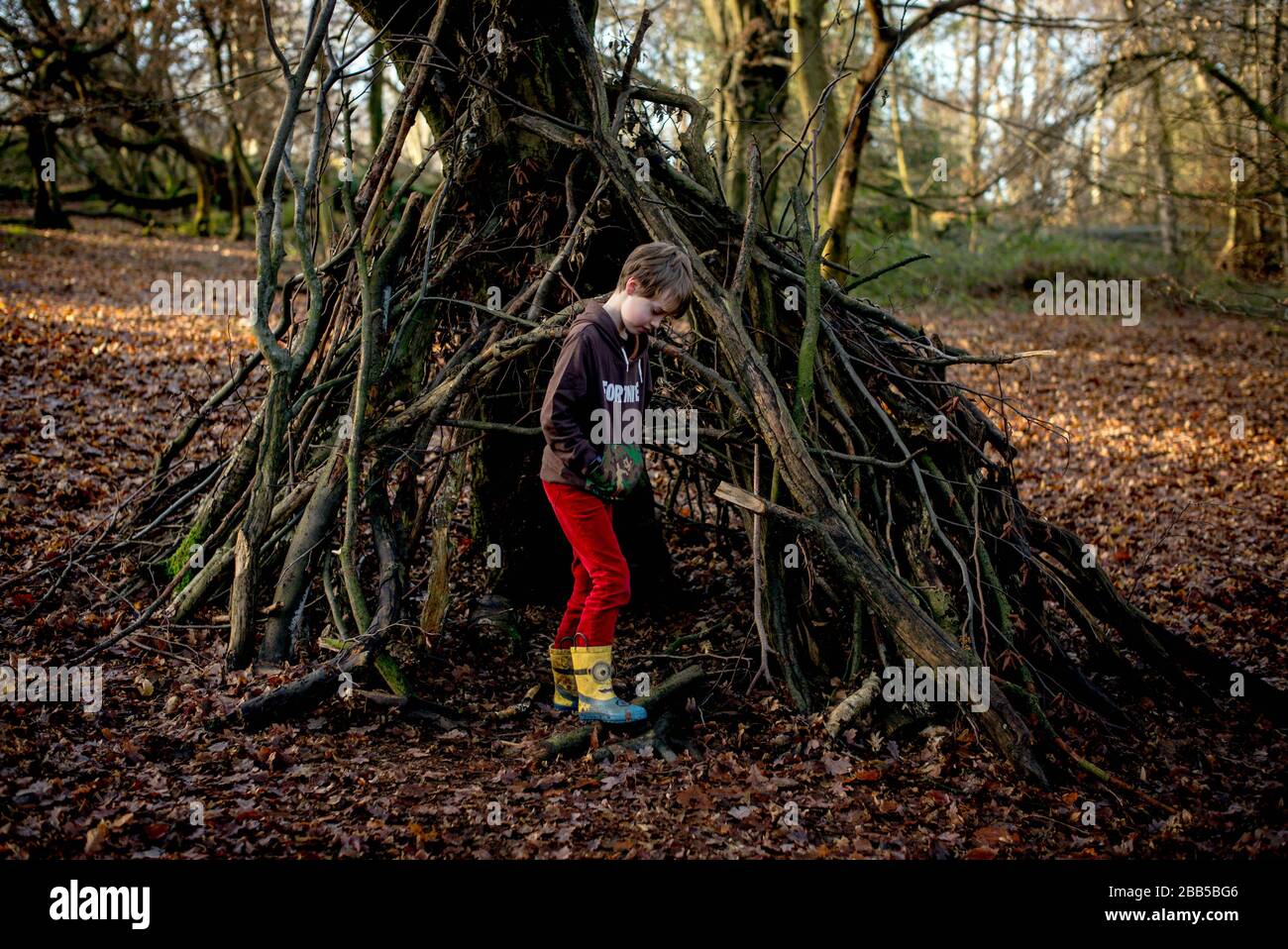 25/12/2019.  ©Licensed to Parsons Media Ltd. London, United Kingdom.Isaac 7 playing in a den in Epping Forest on Christmas Day morning 2019 Picture by Andrew Parsons / Parsons Media Stock Photo