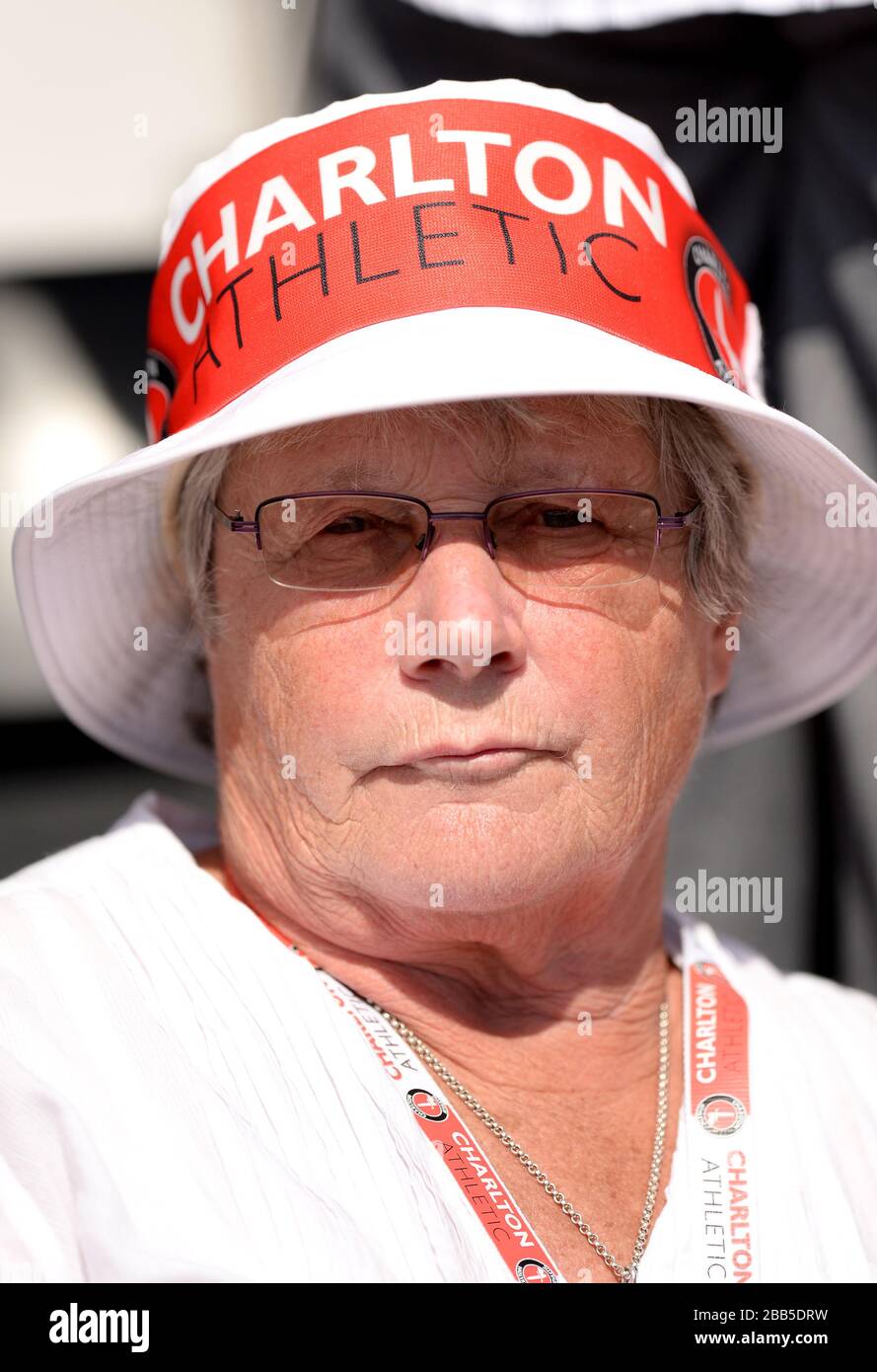 Charlton Athletic fan, Sheila Wilton Stock Photo Alamy
