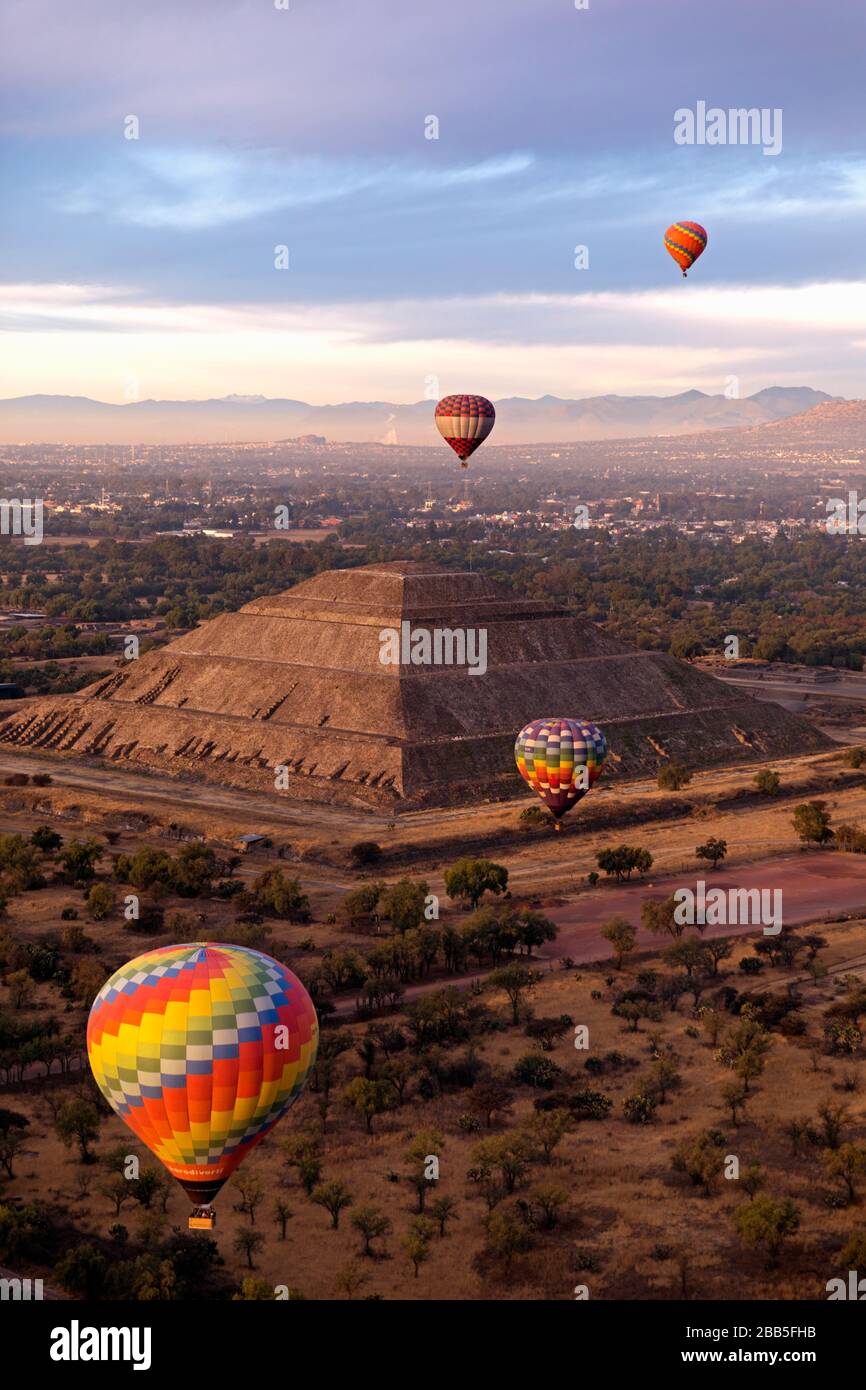 Mexico, Mexico City, Teotihuacán archaeological zone, Mexico's largest pre-Hispanic empire. Hot air balloons at sunrise over the Pyrámide del Sol Stock Photo