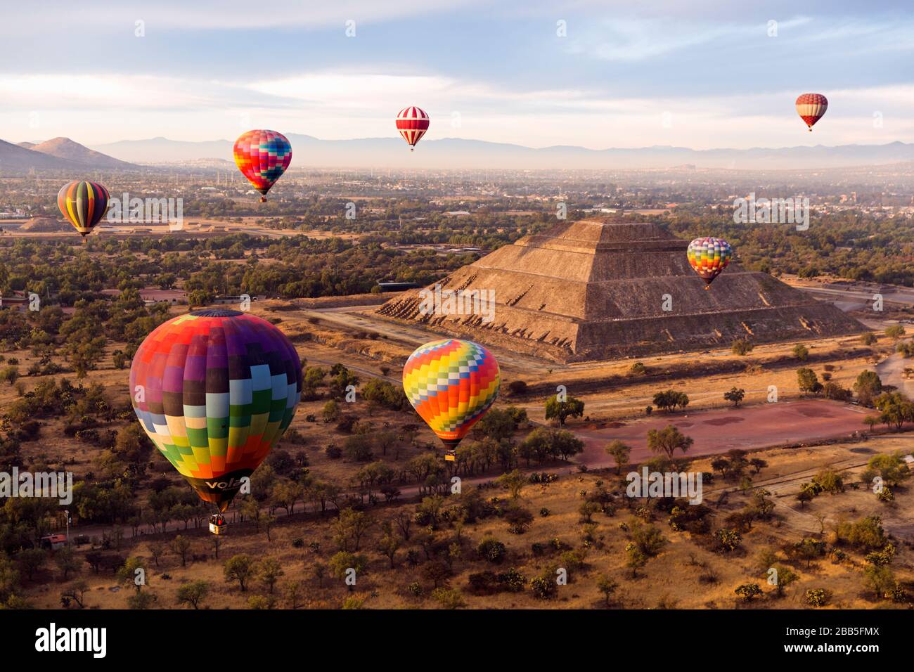 Mexico, Mexico City, Teotihuacán archaeological zone, Mexico's largest pre-Hispanic empire. Hot air balloons at sunrise over the Pyrámide del Sol Stock Photo