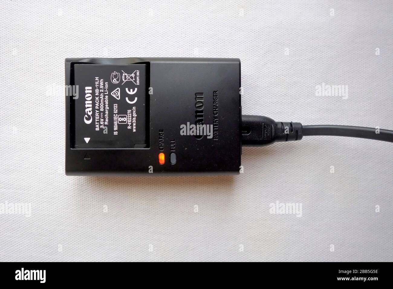 Canon camera battery charger CB-2LFE with NB-11LH Battery and lead Stock  Photo - Alamy