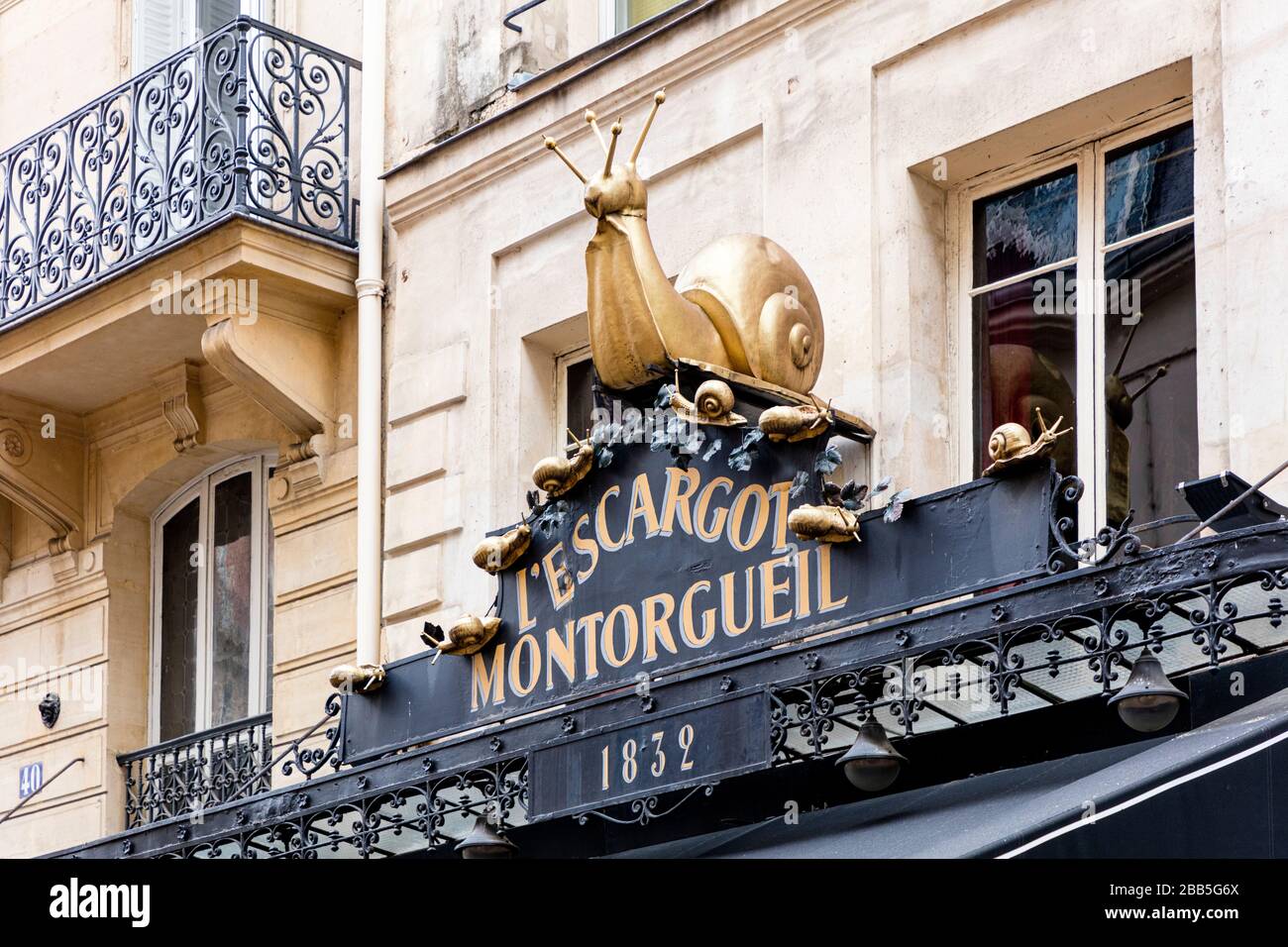 Front facade and sign for l'Escargot Montorgueil - an historic restaurant along Rue Montorgueil, 1st Arrondissement, Paris, France Stock Photo