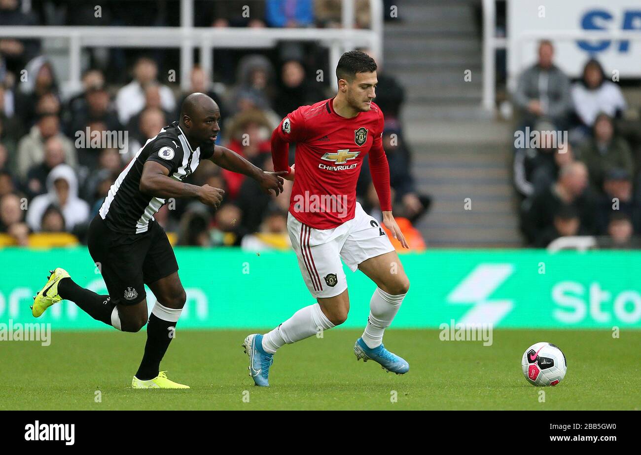 Newcastle United's Jetro Willems (left) and Manchester United's Diogo Dalot battle for the ball Stock Photo