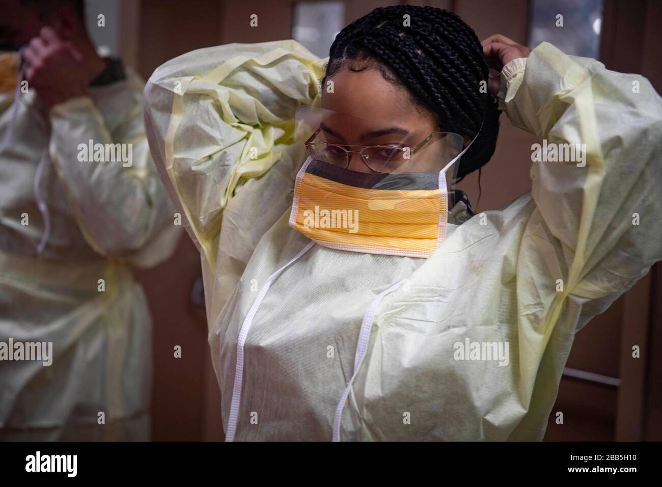 Norfolk, United States Of America. 29th Mar, 2020. Norfolk, United States of America. 29 March, 2020. U.S. Navy Hospitalman Apprentice Kaylah Jenkins dons personal protective equipment during infection control training aboard the hospital ship USNS Comfort as the ship transits the Atlantic Ocean on its way to New York City in support of the COVID-19 pandemic March 29, 2020 in Atlantic Ocean. Credit: Sara Eshleman/U.S. Navy Photo/Alamy Live News Stock Photo