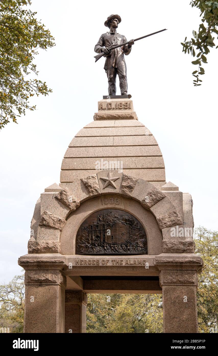 heroes of the alamo statue outside the state capitol building austin
