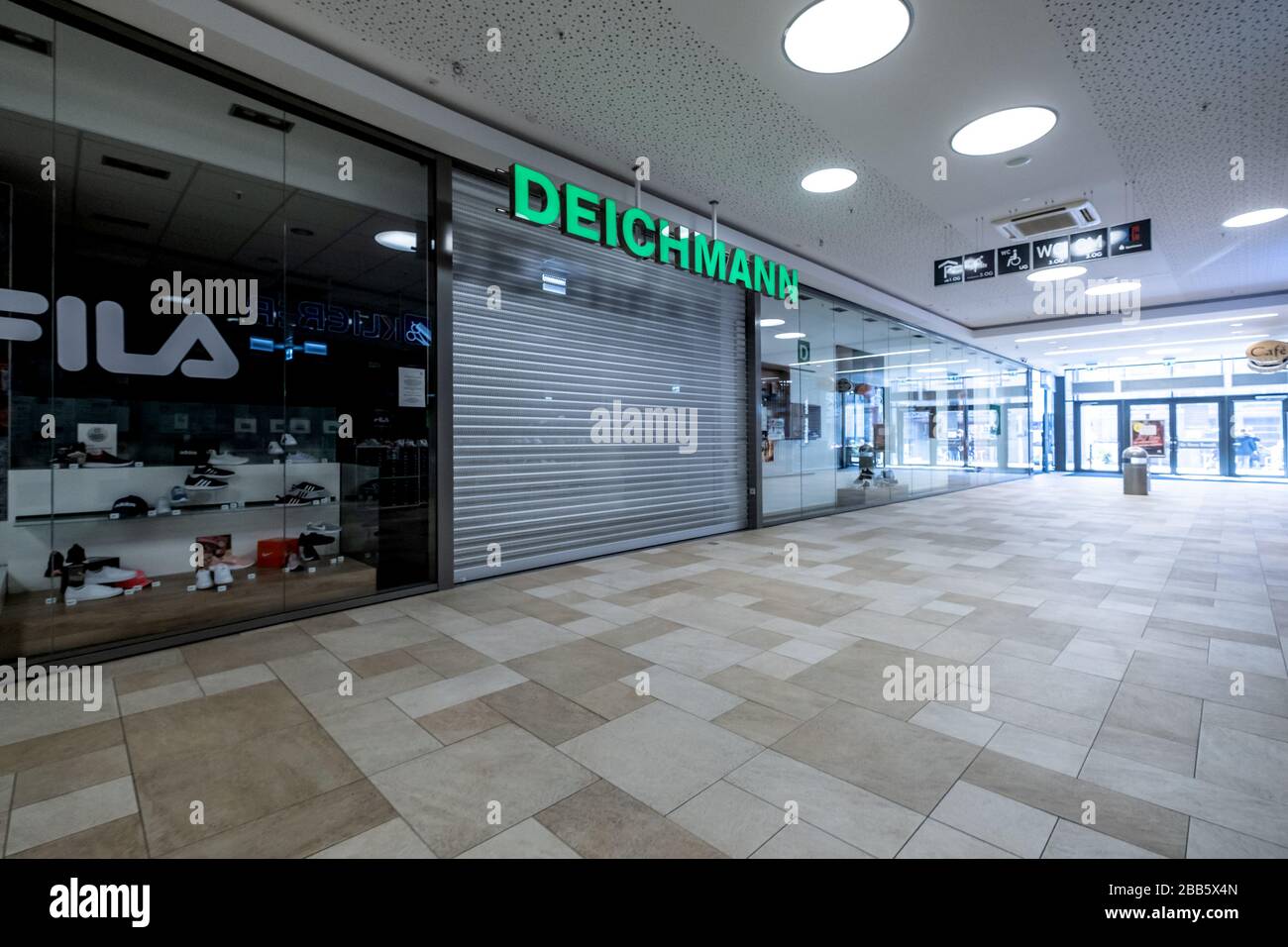 Deutschland. 30th Mar, 2020. Symbolic photo: shops in the shopping center,  Deichmann GES/daily life in (