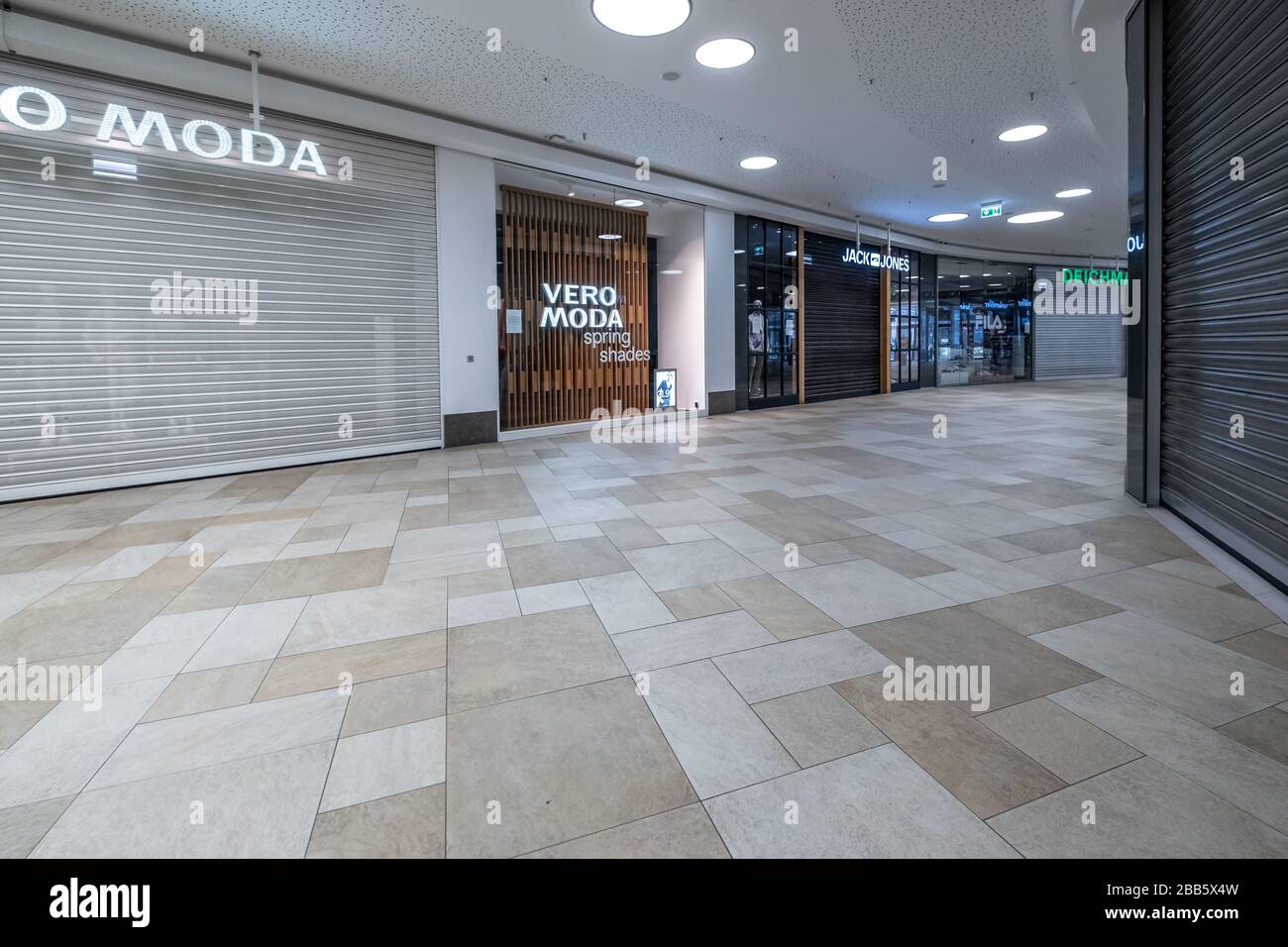 Deutschland. 30th Mar, 2020. Symbolic shops in the shopping center, Vero Moda, Jack Jones GES/Daily life in (Rastatt) during the corona crisis, 30.03.2020 GES/Daily life during the corona crisis in Rastatt,