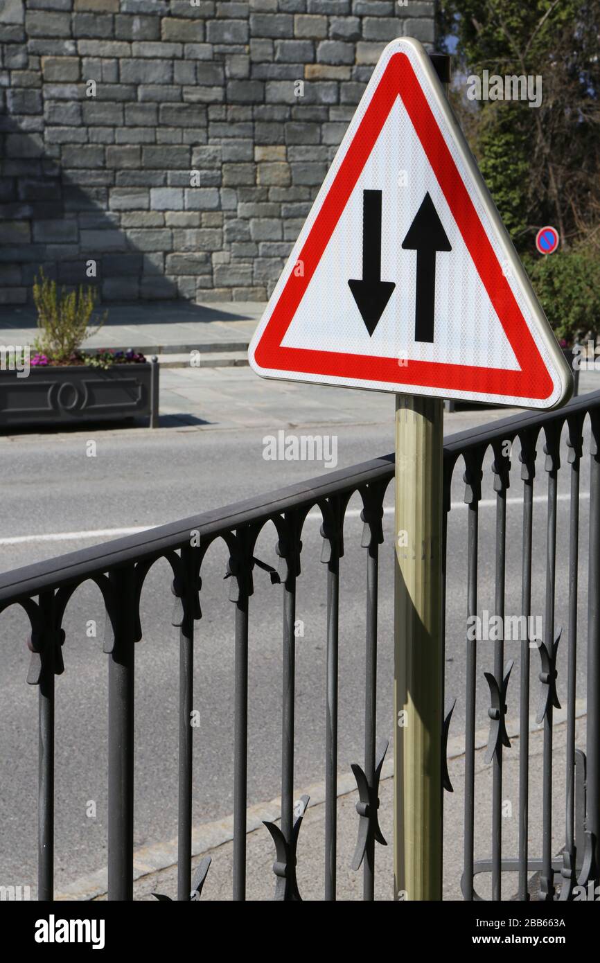 Signalisation routière : route à double sens. Saint-Gervais-les-Bains. Haute-Savoie. France. Stock Photo