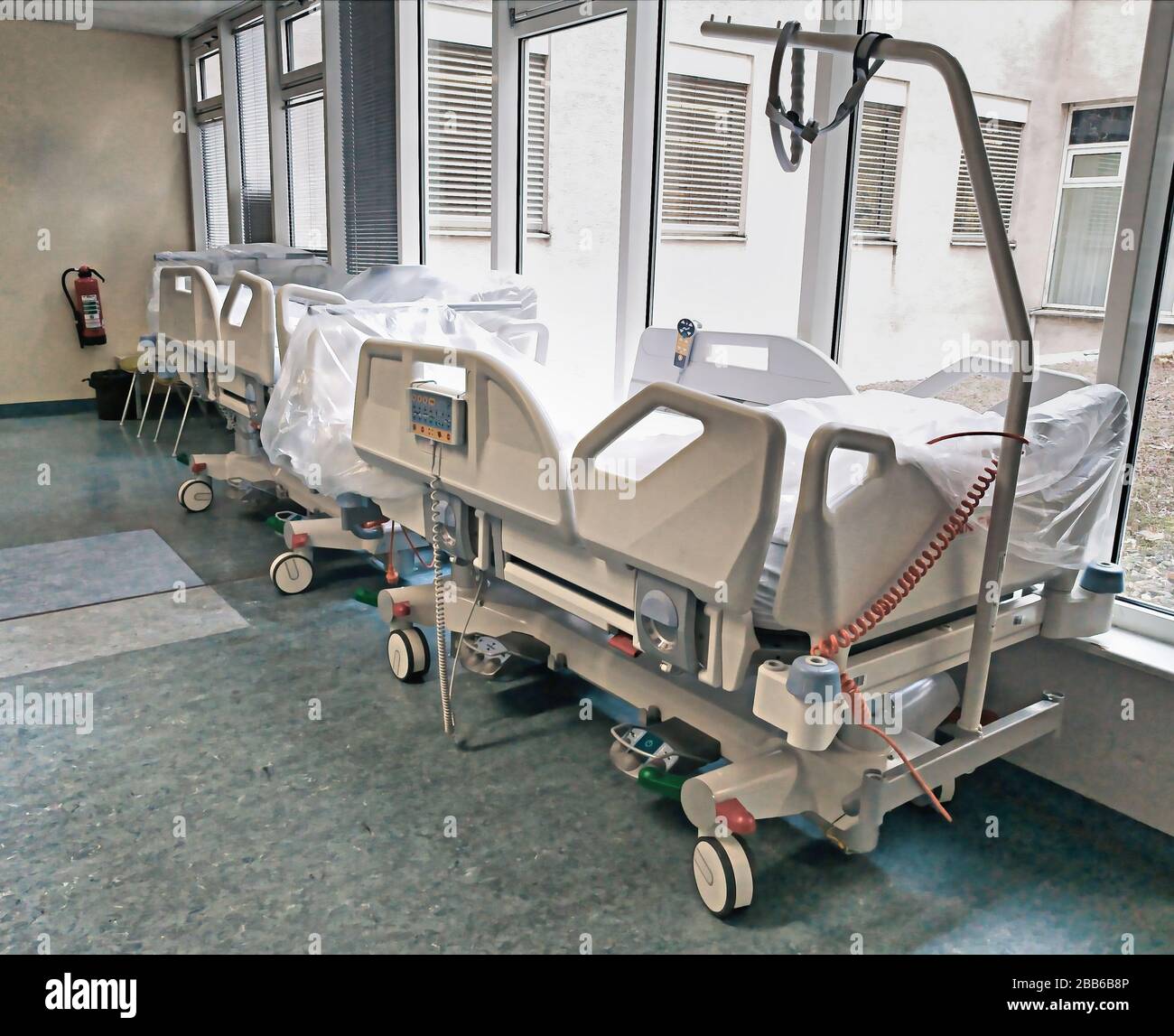 Hospital hallway with beds hi-res stock photography and images - Alamy