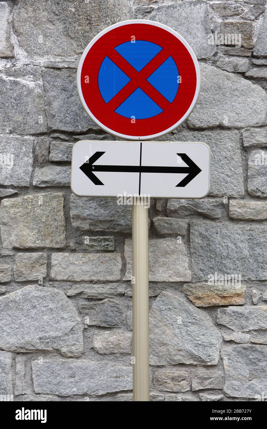 Interdiction de stationner dans les deux sens. Signalisation routière. Saint-Gervais-les-Bains. Haute-Savoie. France. Stock Photo