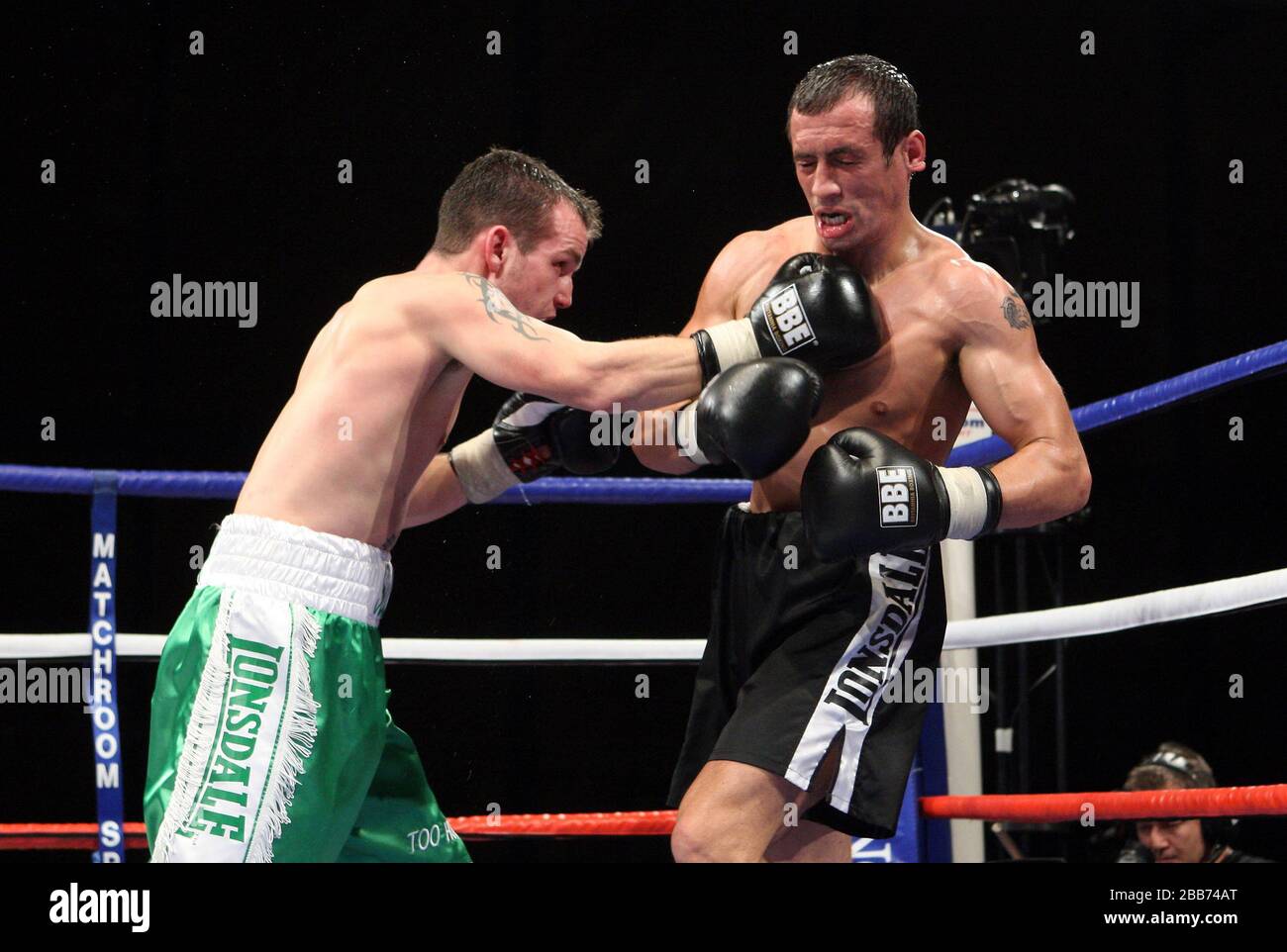 Scott Jordan (Belfast, green/white shorts) defeats Kevin McCauley  (Stourbridge, black shorts) in a Light-Middleweight Boxing contest at  Goresbrook Lei Stock Photo - Alamy