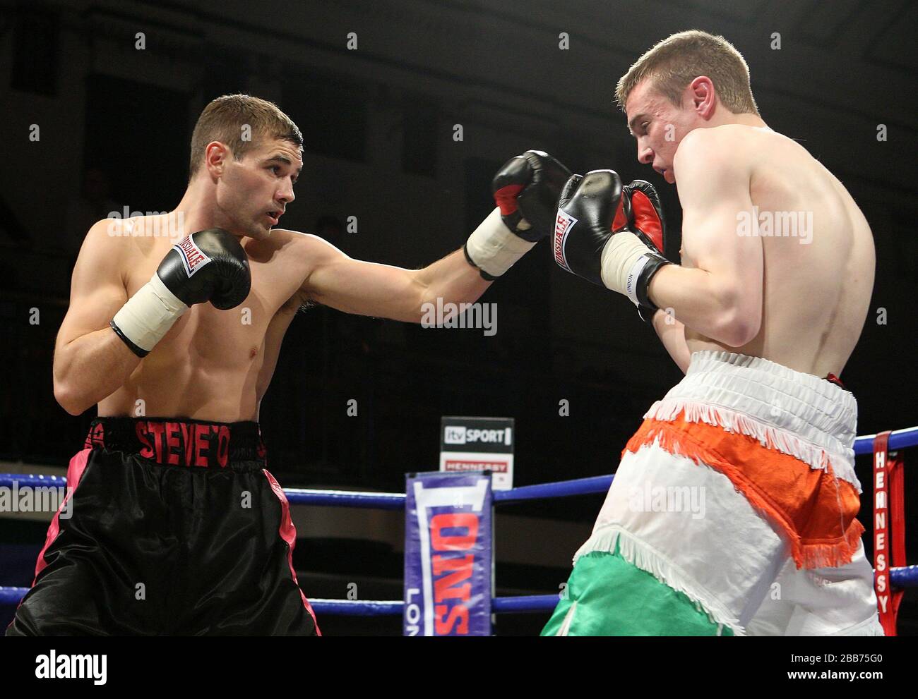 Steve O'Meara (West Drayton, black/pink shorts) defeats Lewis  Byrne(Cambridge, white/orange/green shorts) in a Light-Middleweight boxing  contest at Yo Stock Photo - Alamy