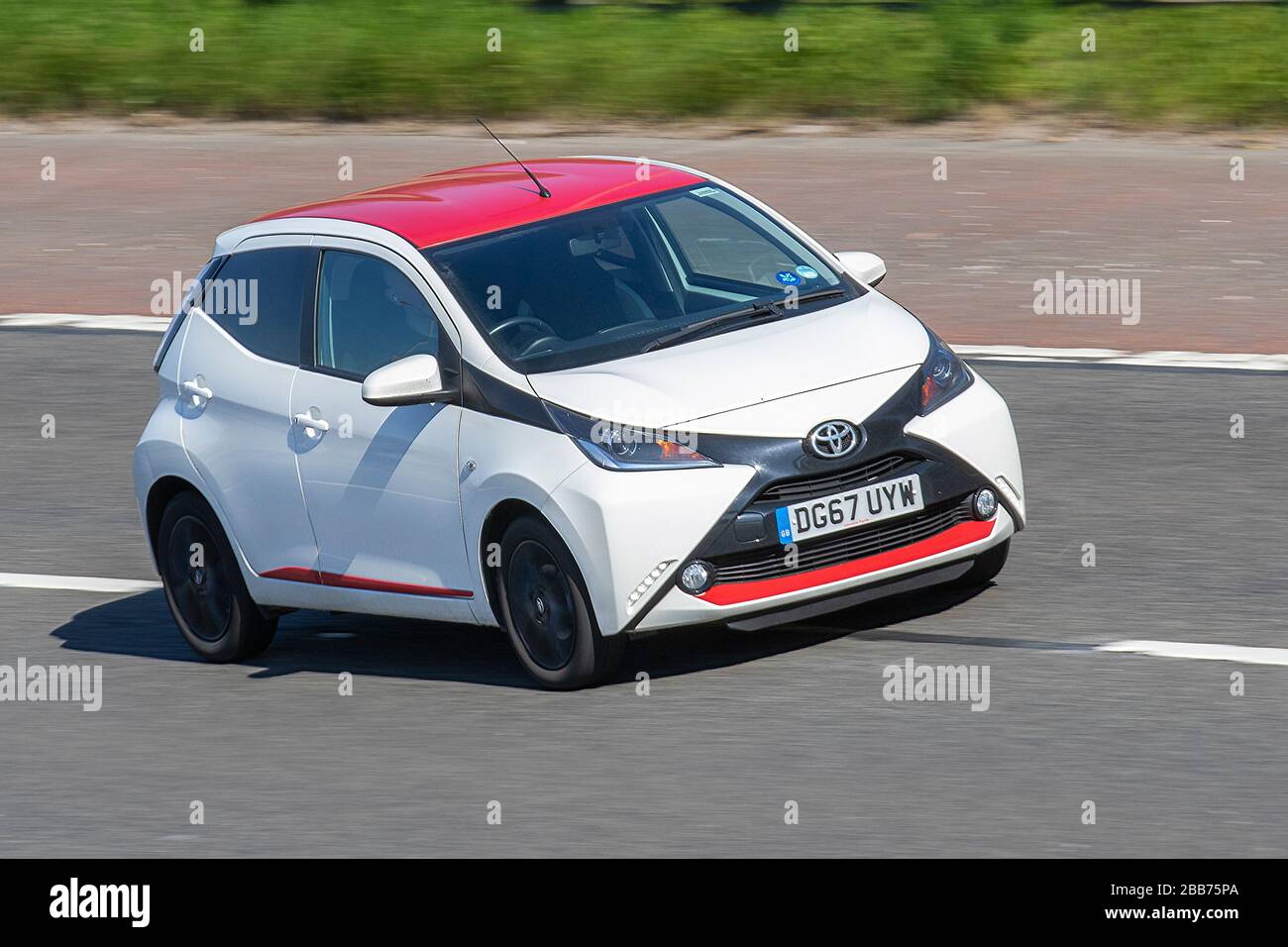 Distrahere opskrift Reproducere 2017 White Red striped White Toyota Aygo X-Press VVT-I; UK vehicular  traffic, transport, modern vehicles, saloon cars, vehicles, vehicle, roads,  motors, motoring south-bound on the M6 motorway highway Stock Photo - Alamy
